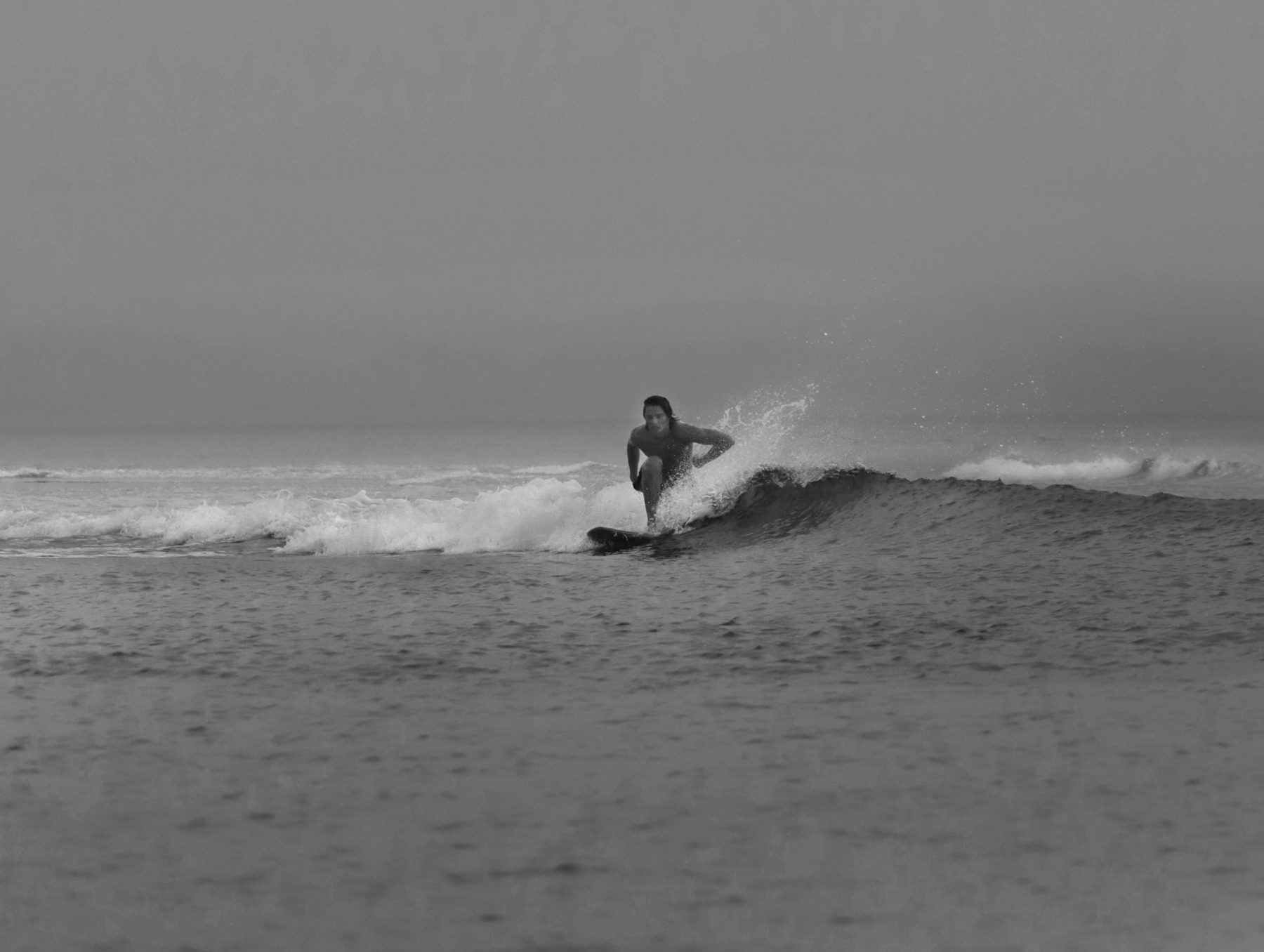Deux surfers sur la plage devant la mer, photographie prise à Hossegor dans les Landes par Cam Harry