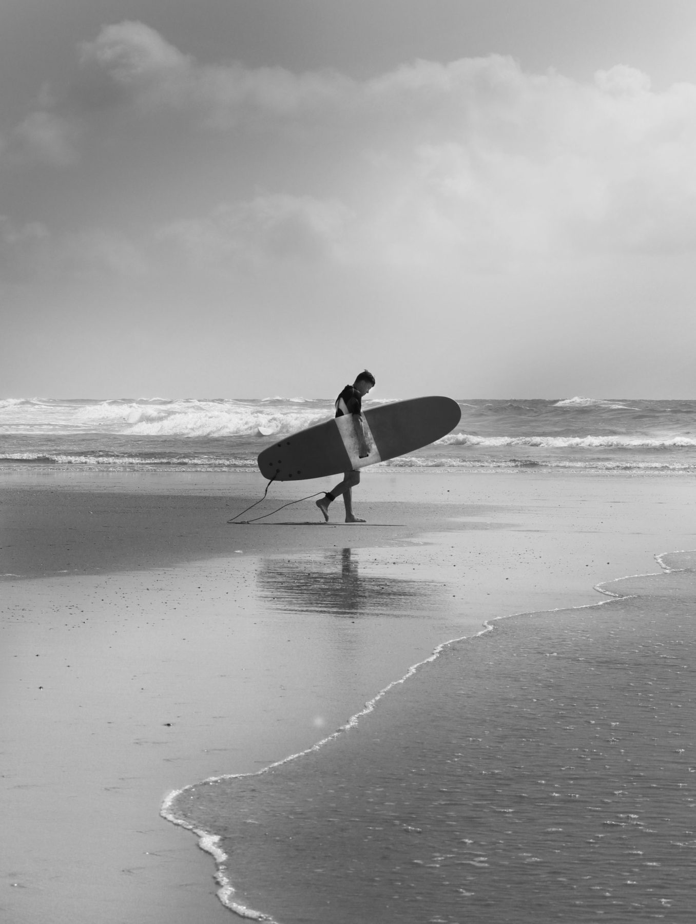 Deux surfers sur la plage devant la mer, photographie prise à Hossegor dans les Landes par Cam Harry