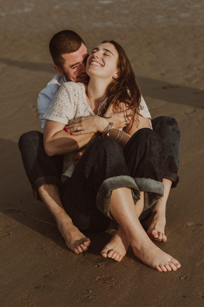 Couple enlacé sur la plage, instant capturé par Cam Harry, photographe sur la Côte d'Opale à Wissant, près de Wimereux et Tardinghen