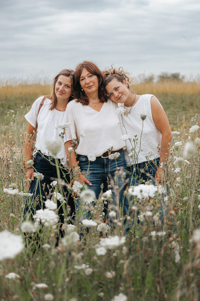 Portraits d'une maman et ses deux filles prises en photos dans la campagne dans une ambiance champêtre par Cam Harry, photographe à Lille