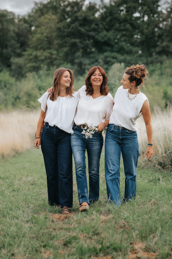 Portraits d'une maman et ses deux filles prises en photos dans la campagne dans une ambiance champêtre par Cam Harry, photographe à Lille