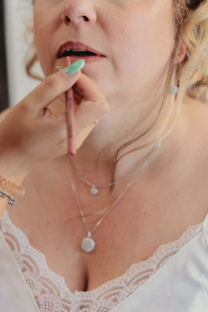Make Up Artist en train de maquiller une future mariée sous l'objectif de Cam Harry photographe de mariage à Lille