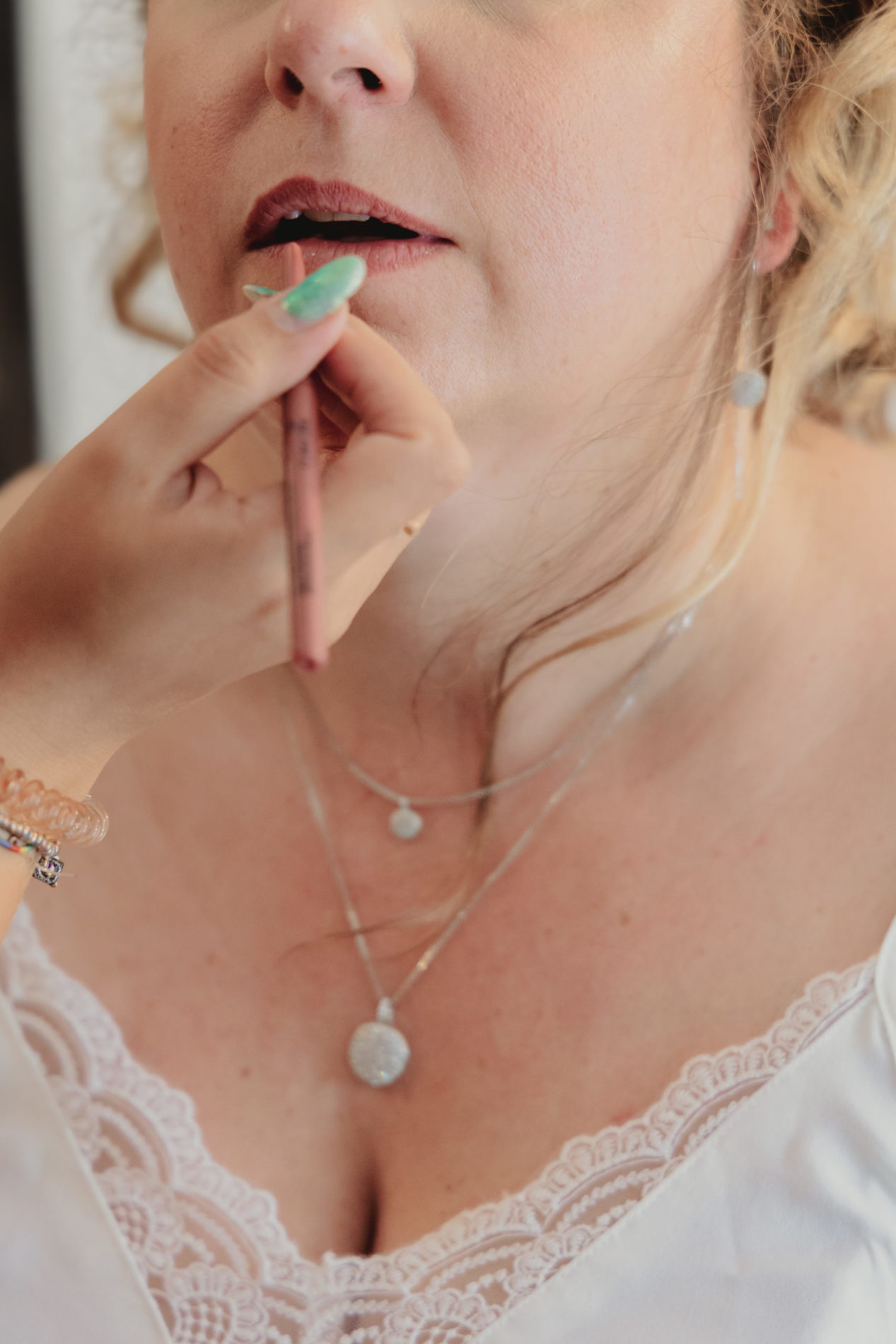 Make Up Artist en train de maquiller une future mariée sous l'objectif de Cam Harry photographe de mariage à Lille