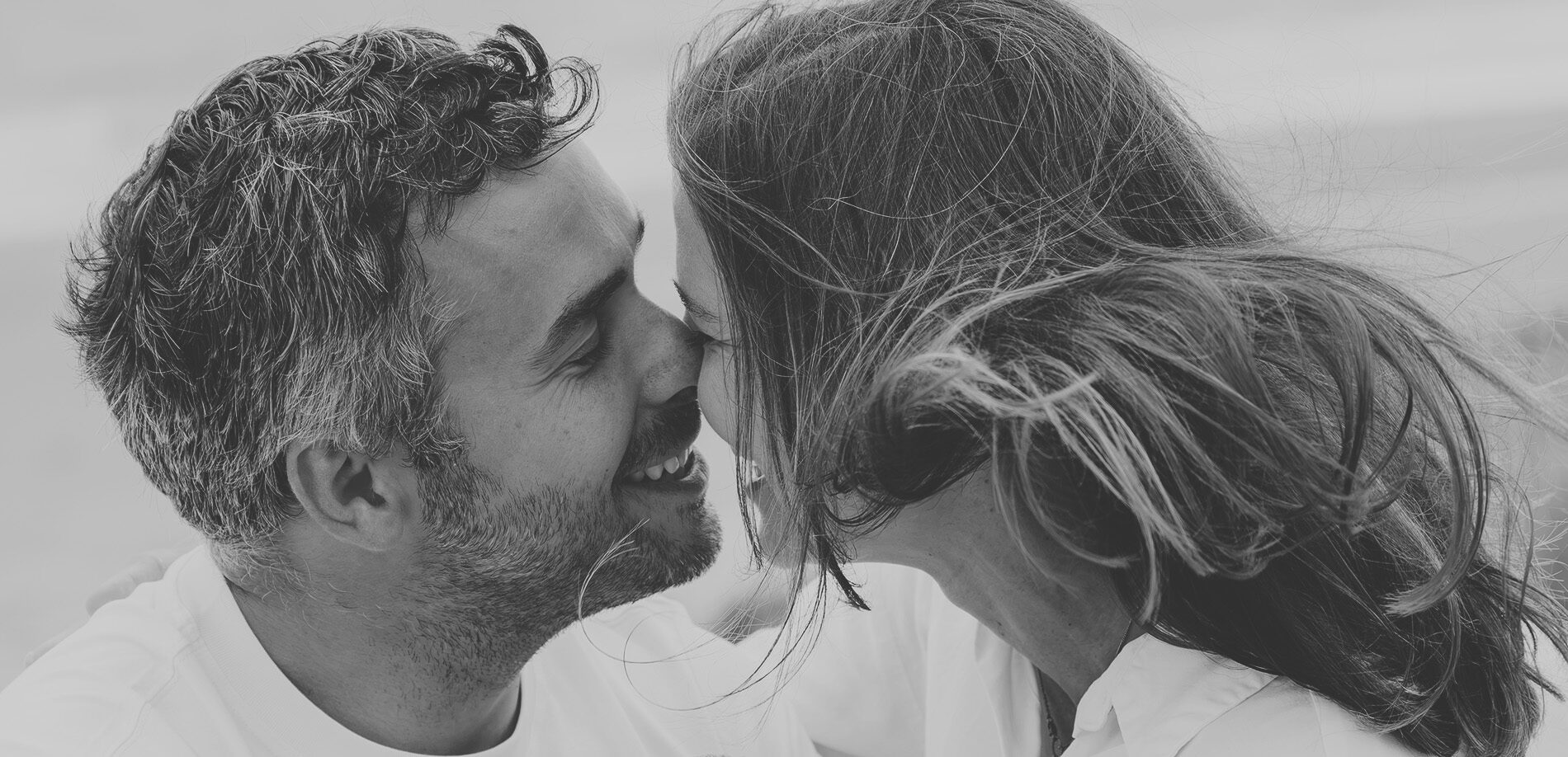 Couple complice nez contre nez, en noir et blanc — photographe Wimereux