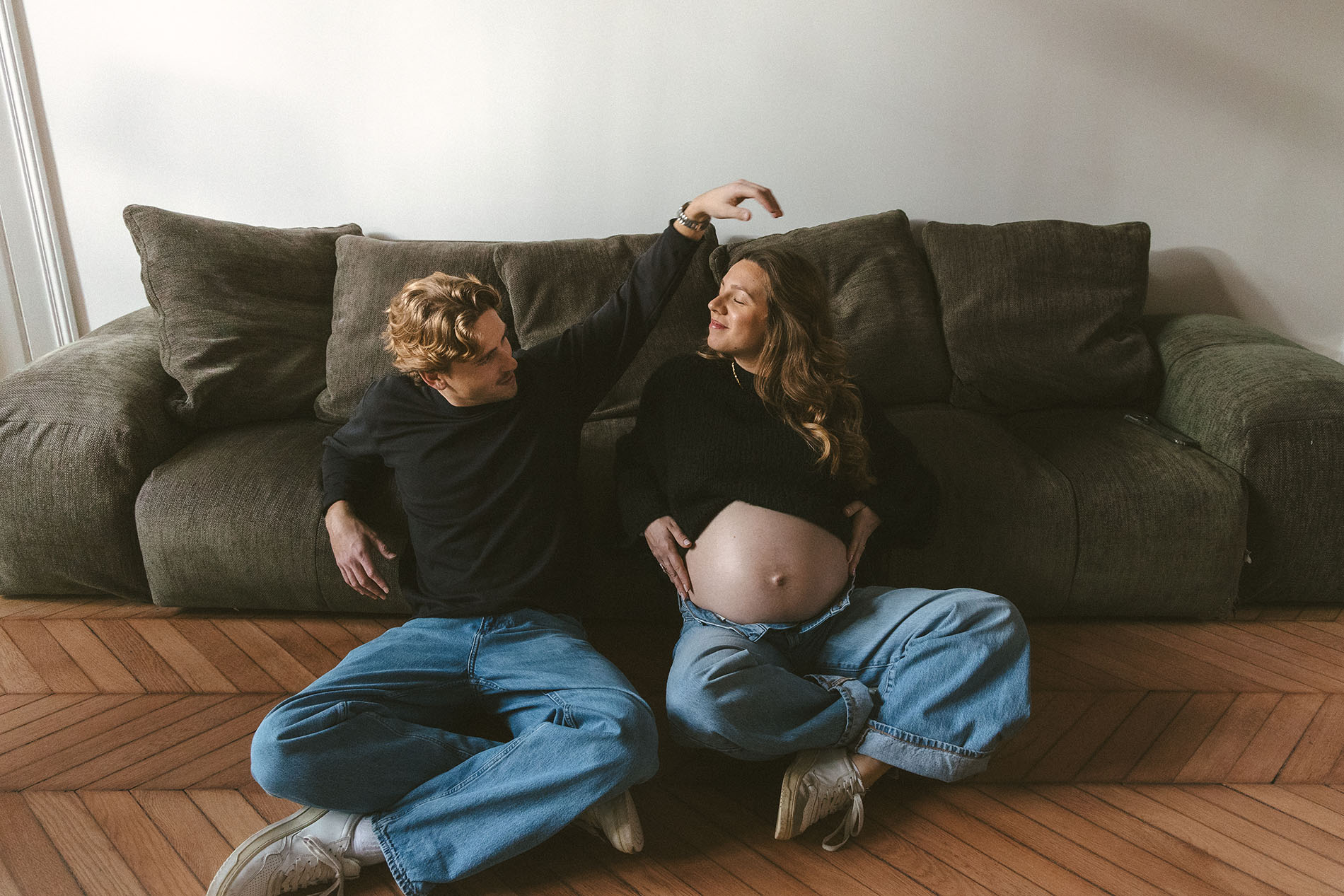 Couple attendant un enfant, assis sur un canapé — Cam Harry, photographe à Wimereux sur la Côte d’Opale