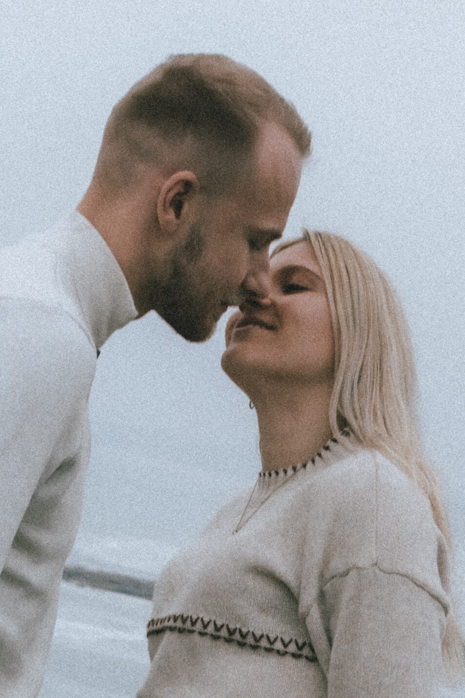Amandine et Cyril nez contre nez, sourire aux lèvres, sur fond de brume