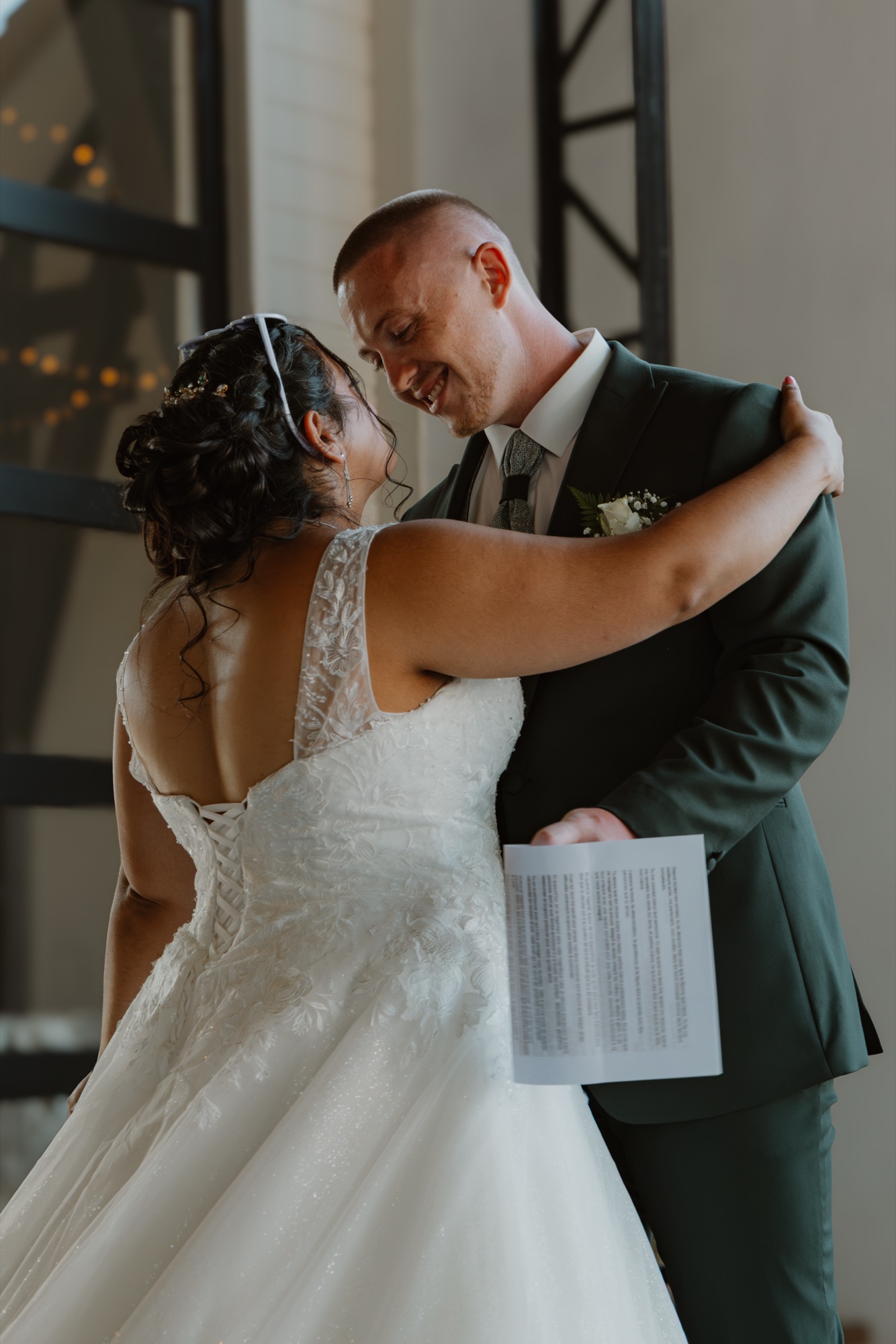Leena et Jonah enlacés, émus, le texte encore à la main — photo de mariage près de Lille