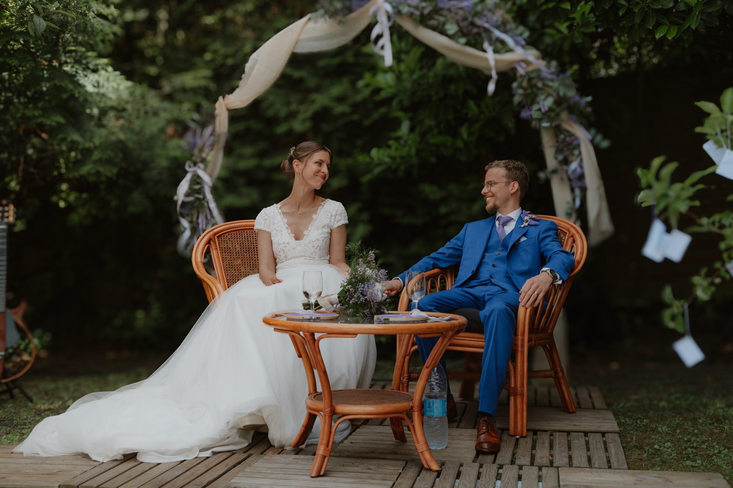 Mathilde et Colin se sourient pendant leur cérémonie laïque dans le jardin de l’Hôtel particulier 119 à Valenciennes — photographe de mariage