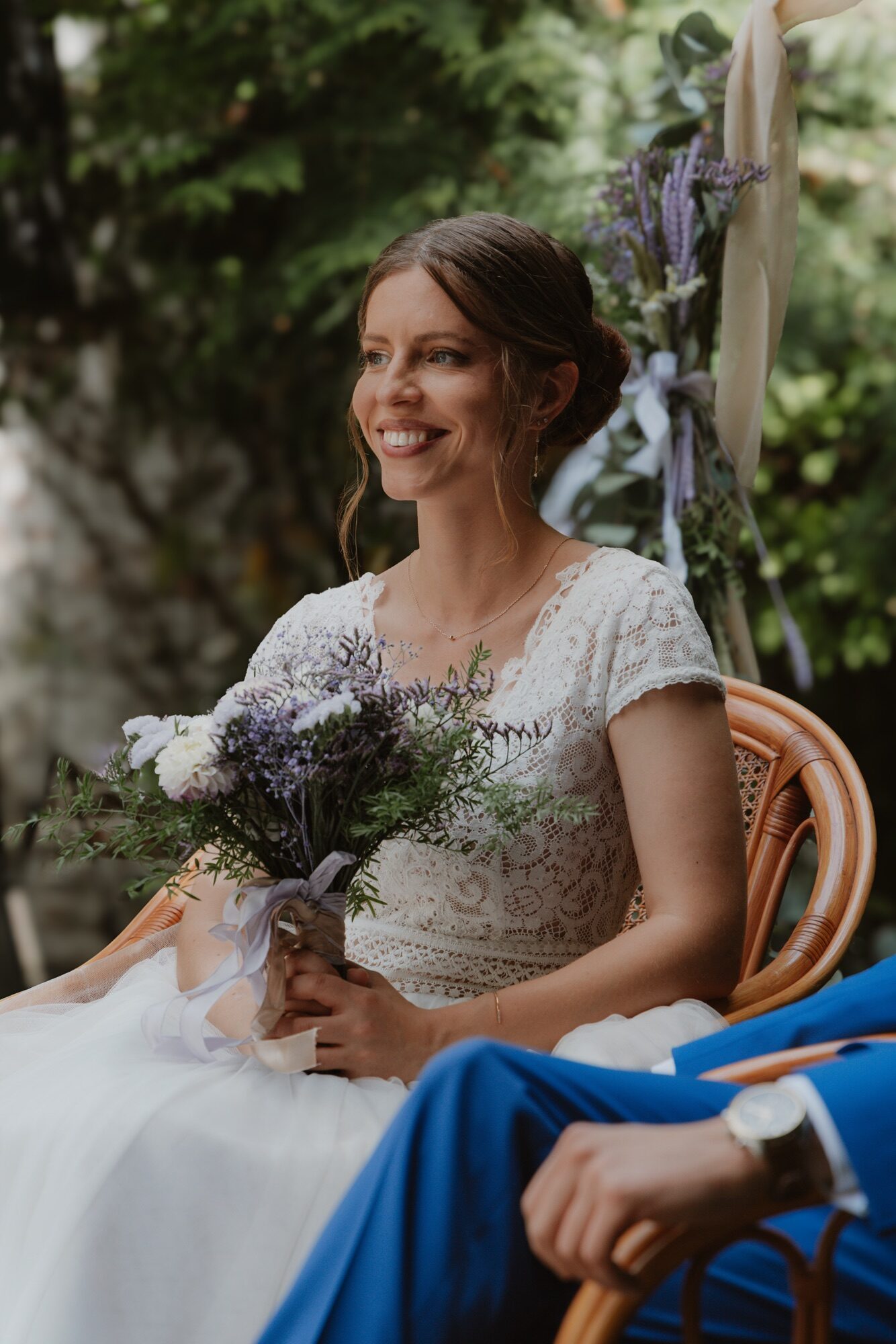 Mathilde, radieuse, son bouquet lilas à la main pendant la cérémonie — photographe de mariage