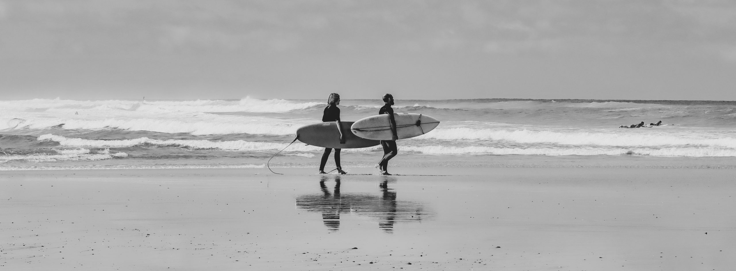 Deux surfeurs marchant sur la plage avec leurs planches — Côte d’Opale