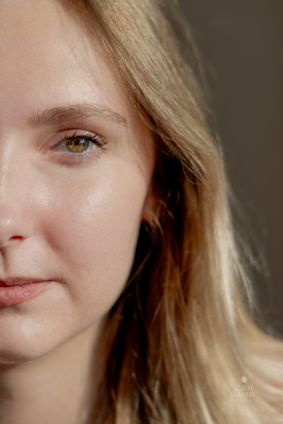 Portrait rapproché du visage d’une jeune femme
