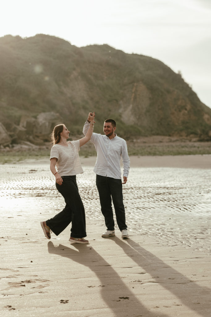 Un couple qui danse sur la plage au coucher du soleil