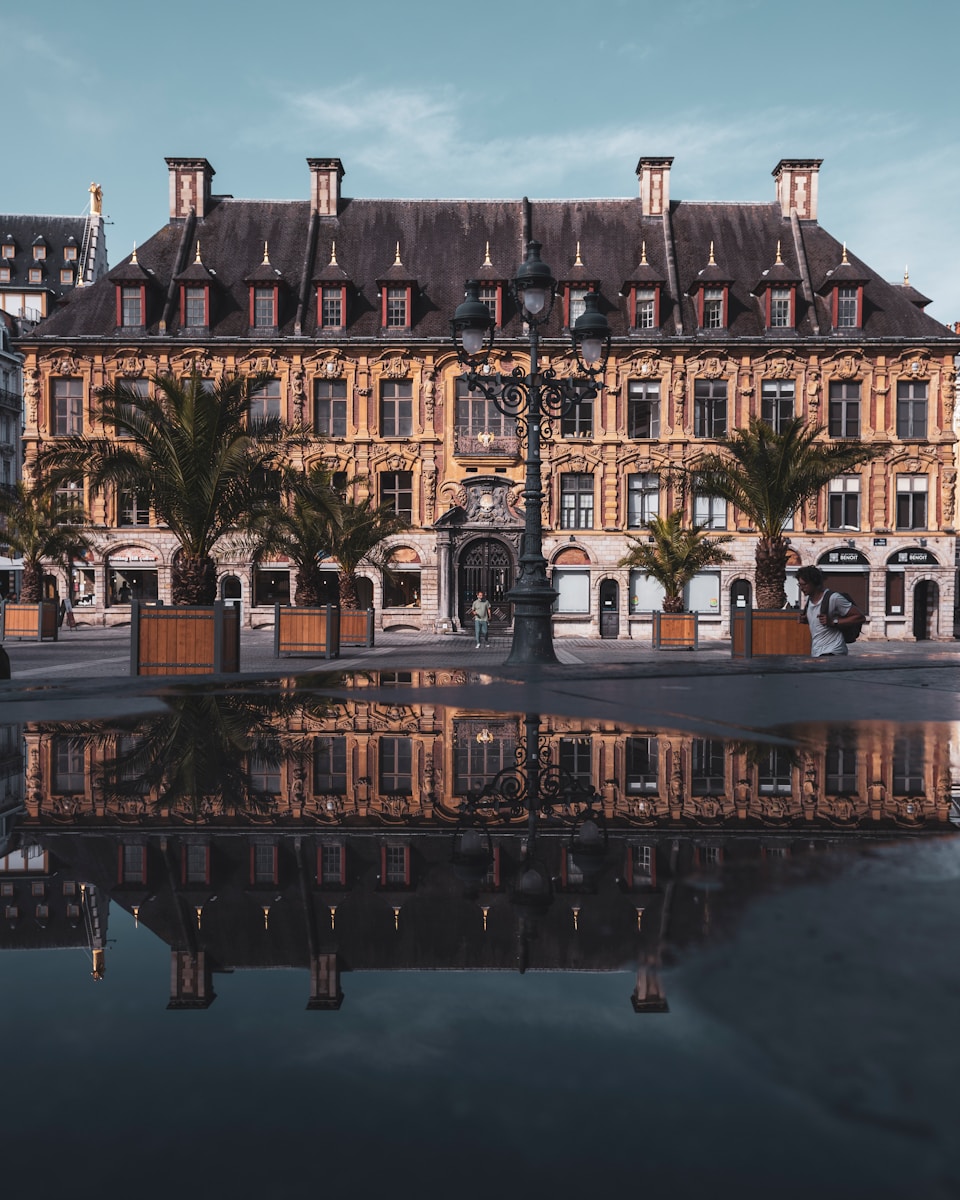 La Vieille Bourse de Lille se reflétant dans une flaque d’eau