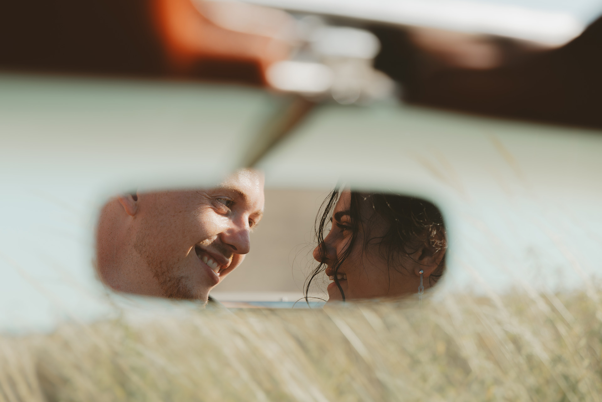Couple qui se regarde dans le rétroviseur d’une voiture — Cam Harry, photographe Côte d’Opale