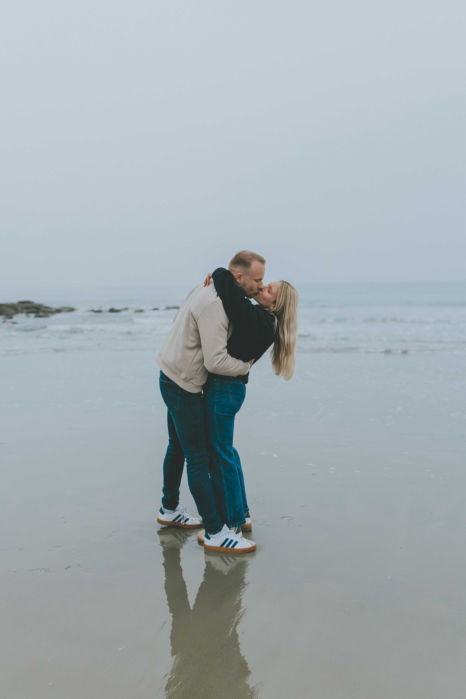 Couple complice sur la plage de la Côte d’Opale — photographe à Wimereux