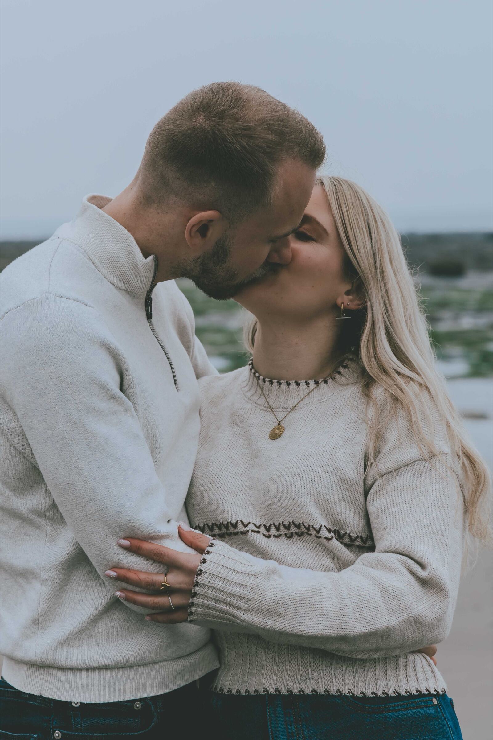 Couple qui s’embrasse sur la plage — séance photo de couple, photographe Côte d’Opale