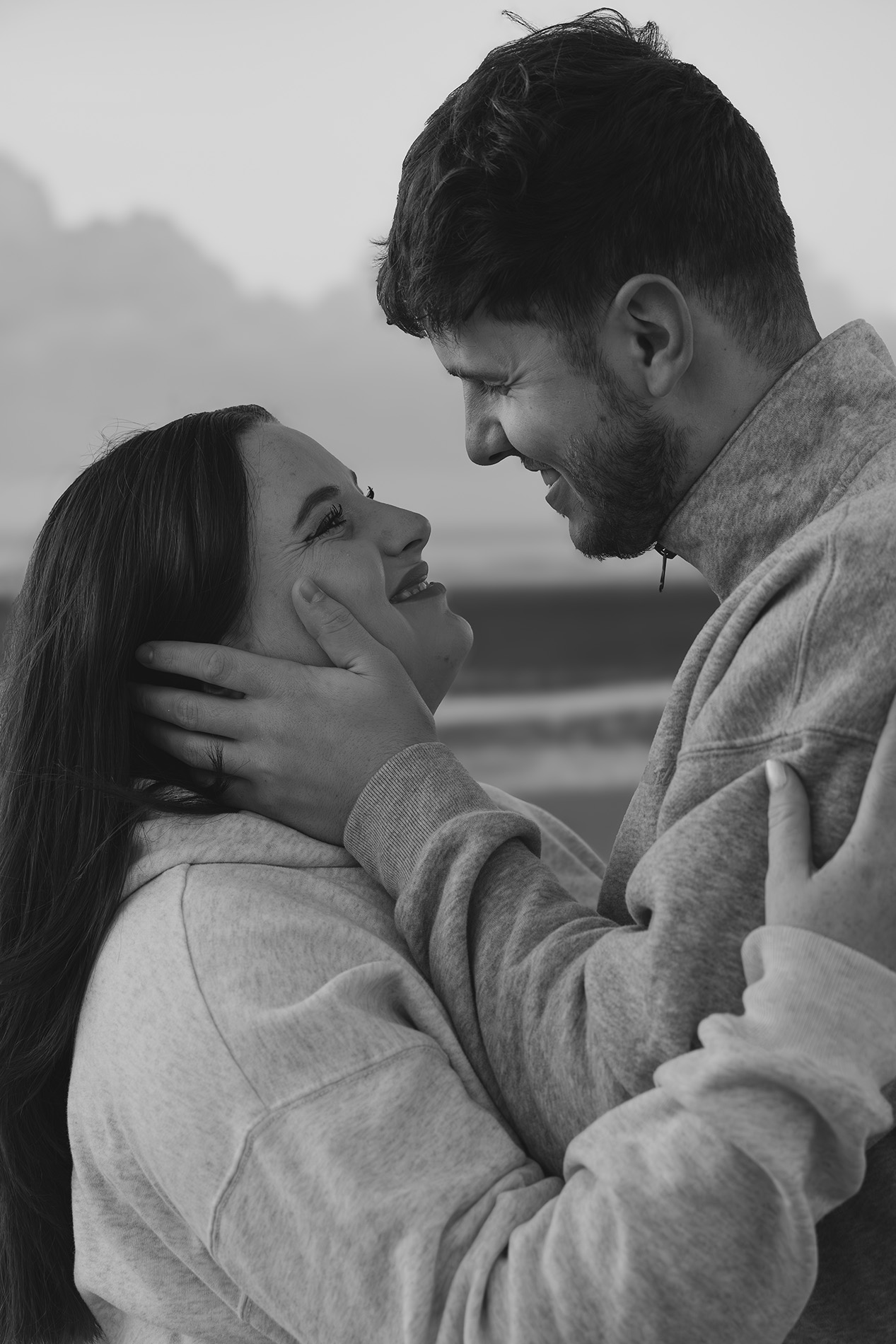 Couple en noir et blanc, elle lui caresse le visage — photographe Wimereux