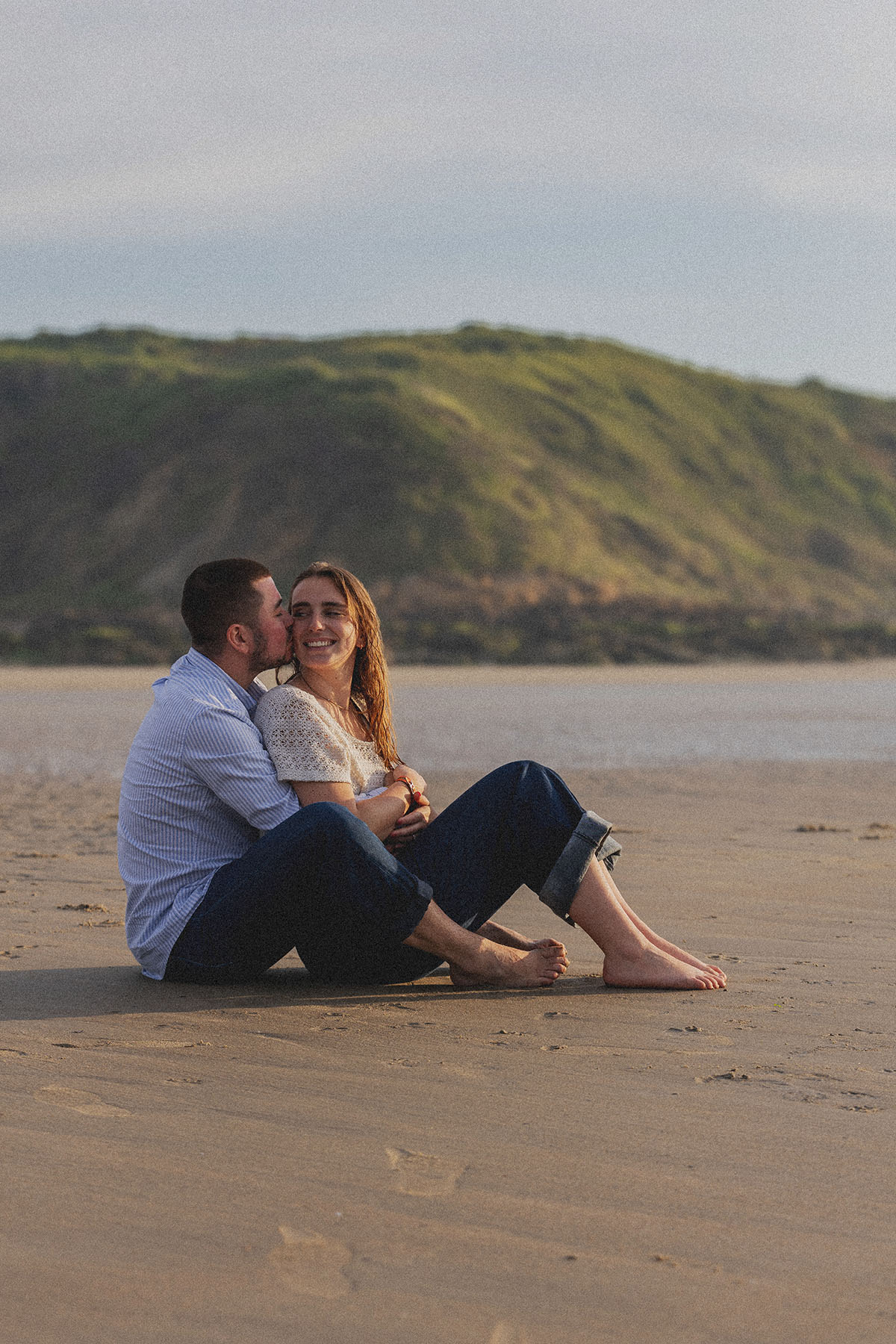 Couple assis sur la plage au pied des falaises — photographe à Wimereux