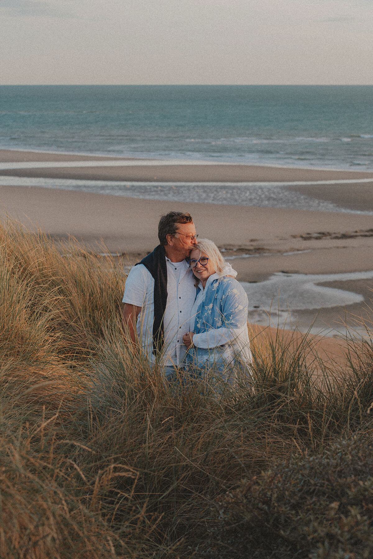 Couple enlacé dans les oyats des dunes — séance photo de couple sur la Côte d’Opale