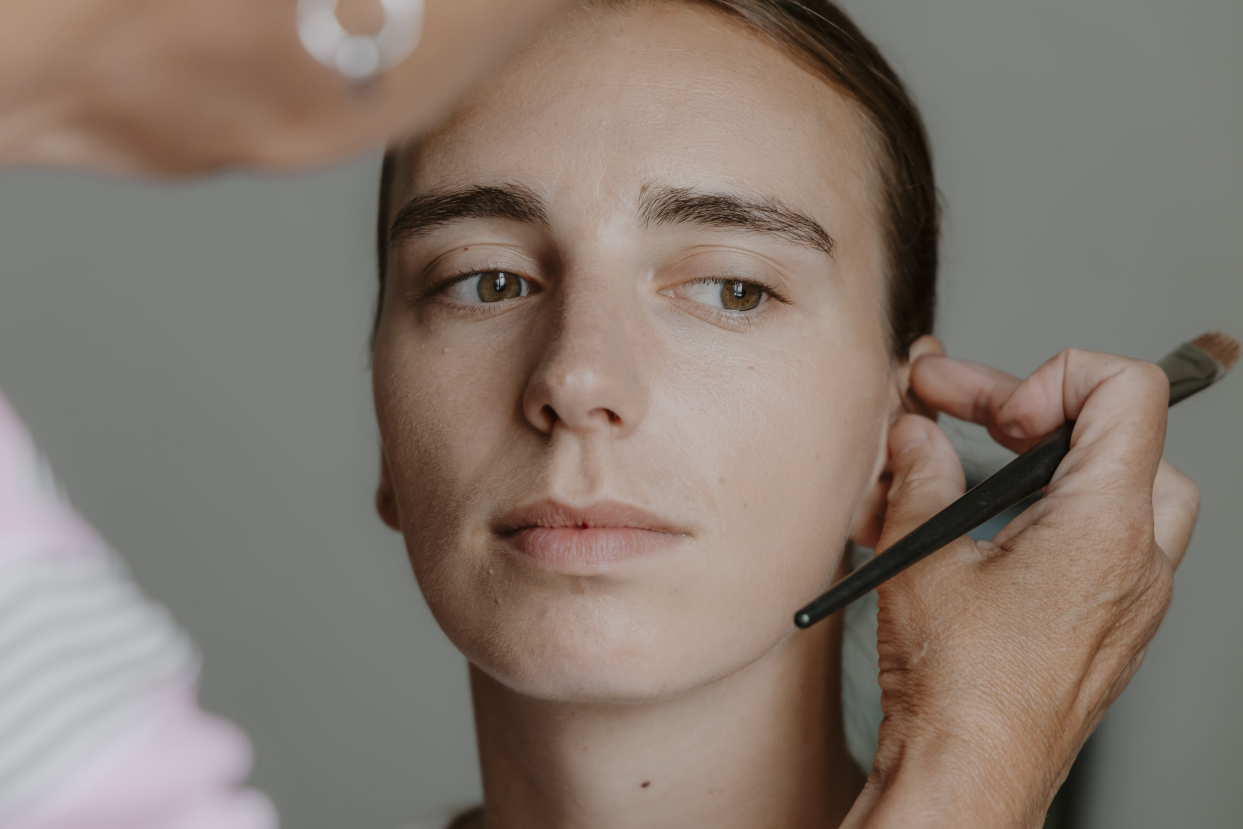 Maquilleuse au travail sur le visage d’une cliente — photographe pour les professionnels