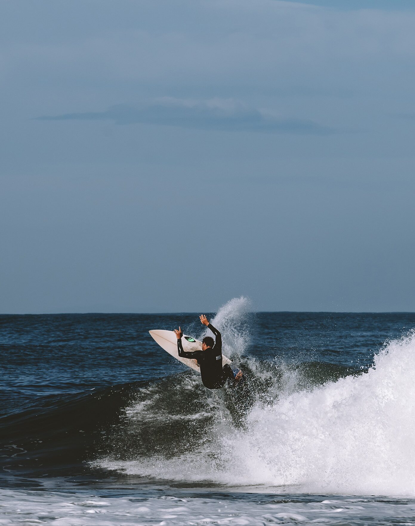 Surfeur dans l’écume d’une vague — photographe de sport à Wimereux