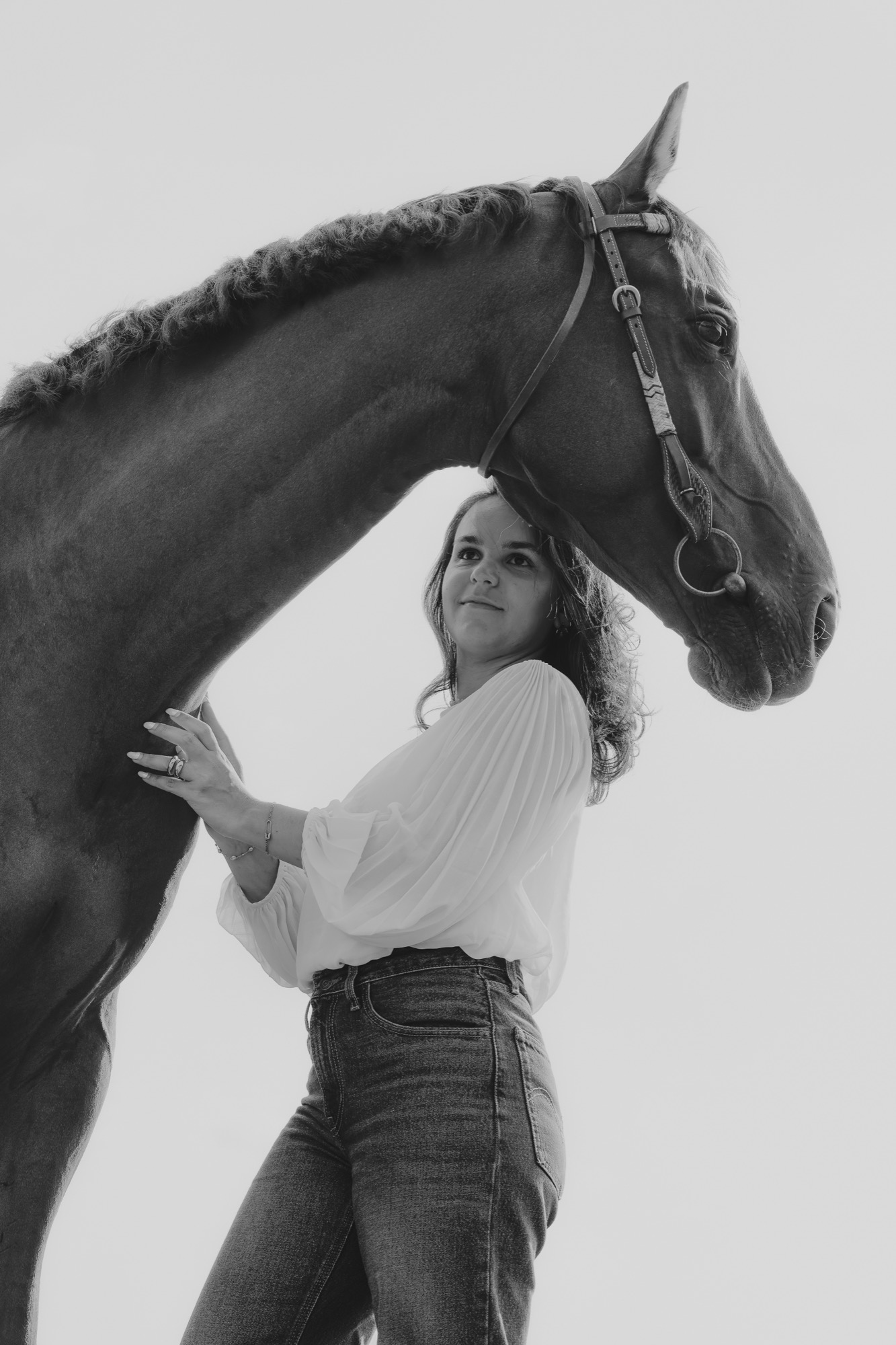 Cavalière et son cheval en noir et blanc — photographe équestre sur la Côte d’Opale