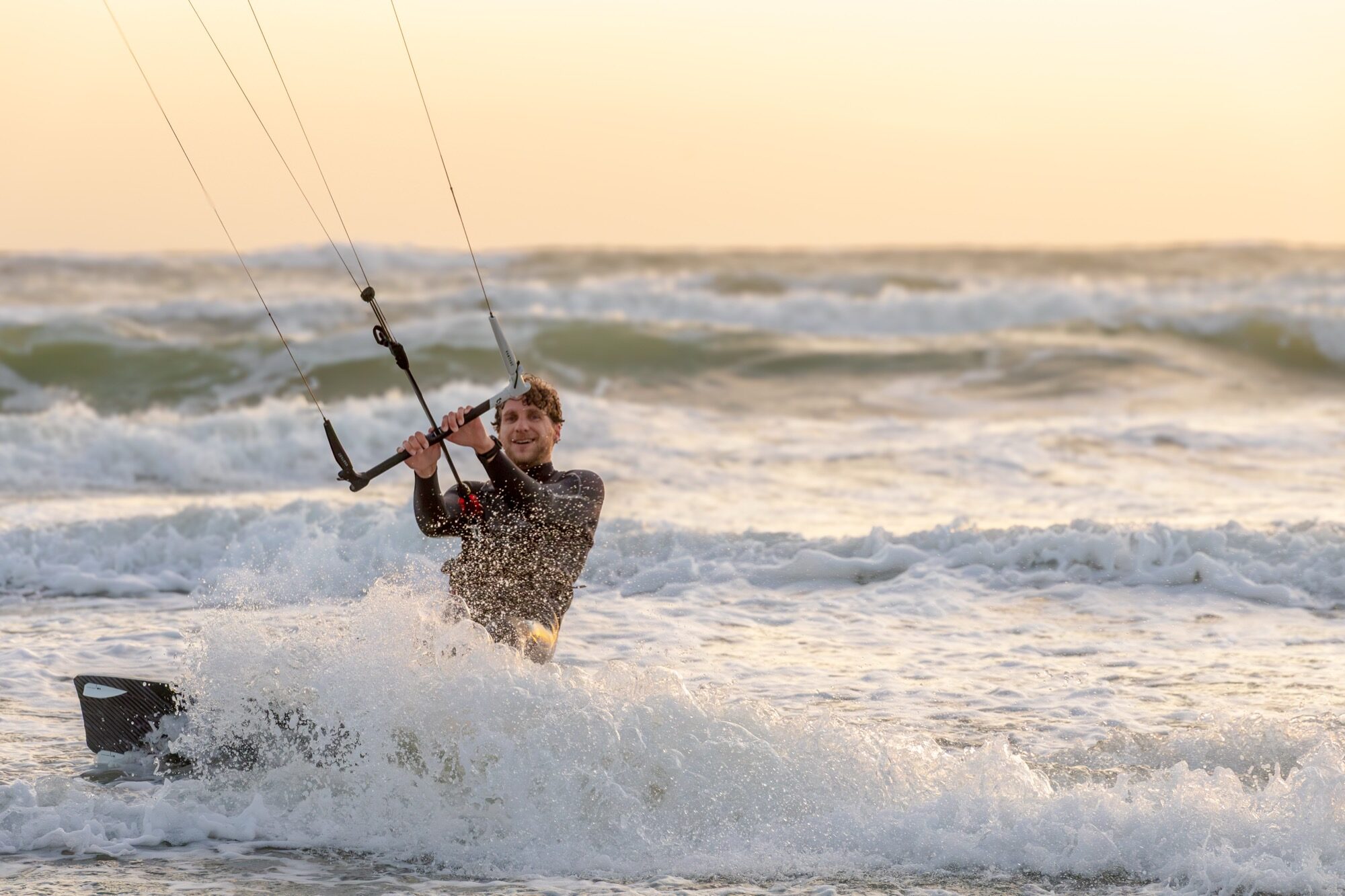 Kitesurfeur dans les vagues au coucher du soleil sur la Côte d&rsquo;Opale