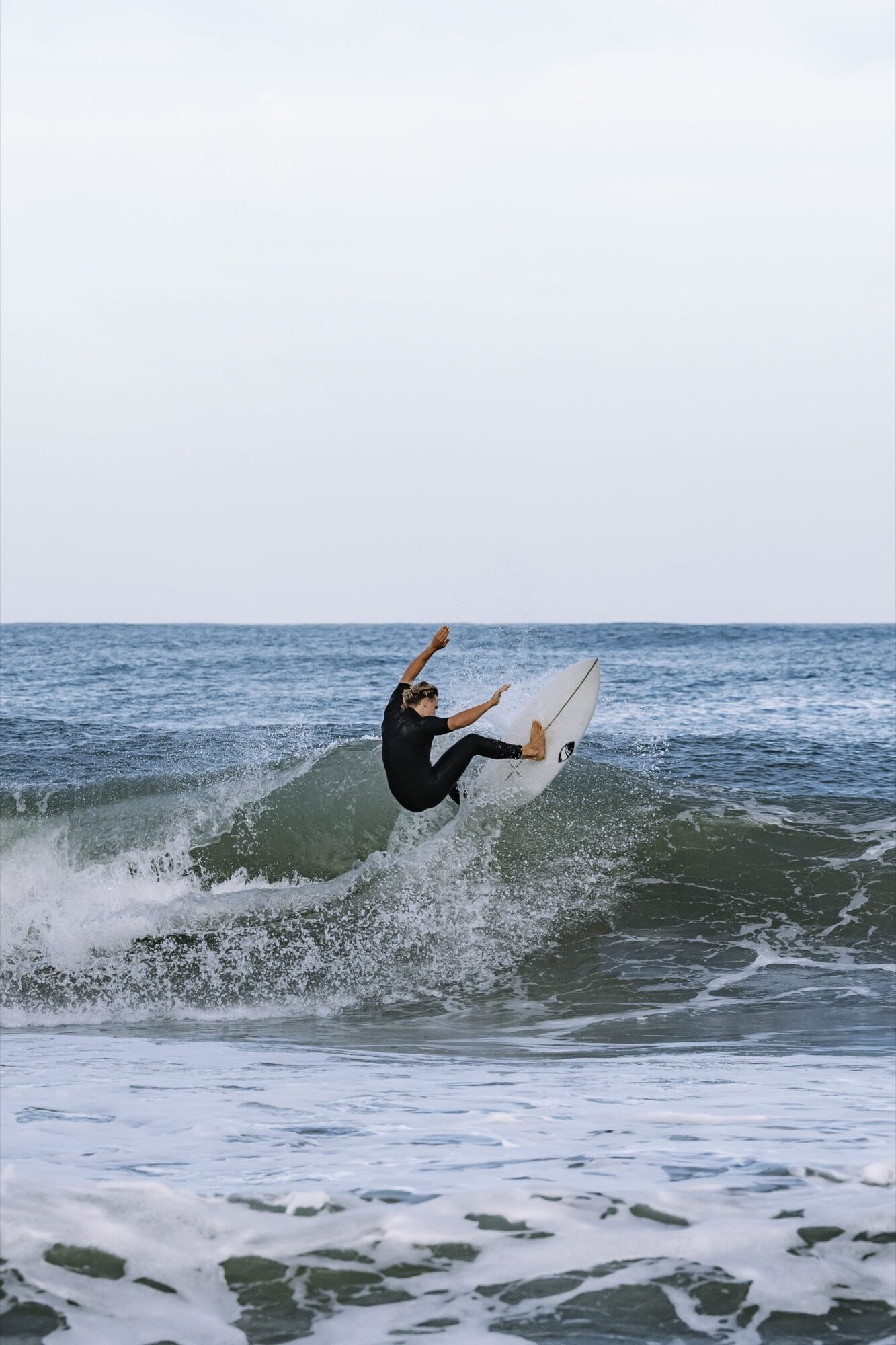 Surfeur à la tombée du jour sur la Côte d'Opale