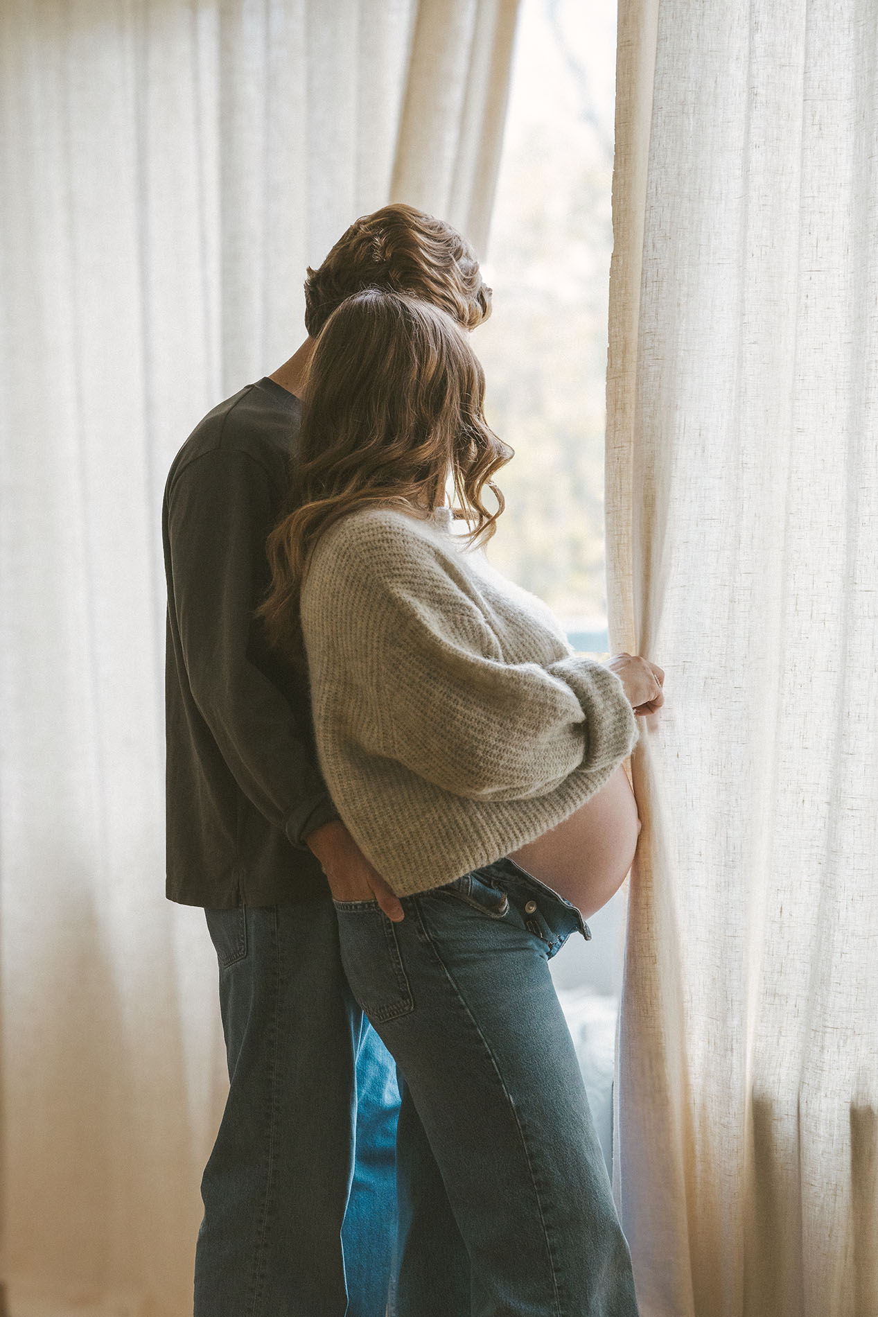 Couple qui attend un enfant devant la fenêtre — séance photo de grossesse, photographe à Wimereux