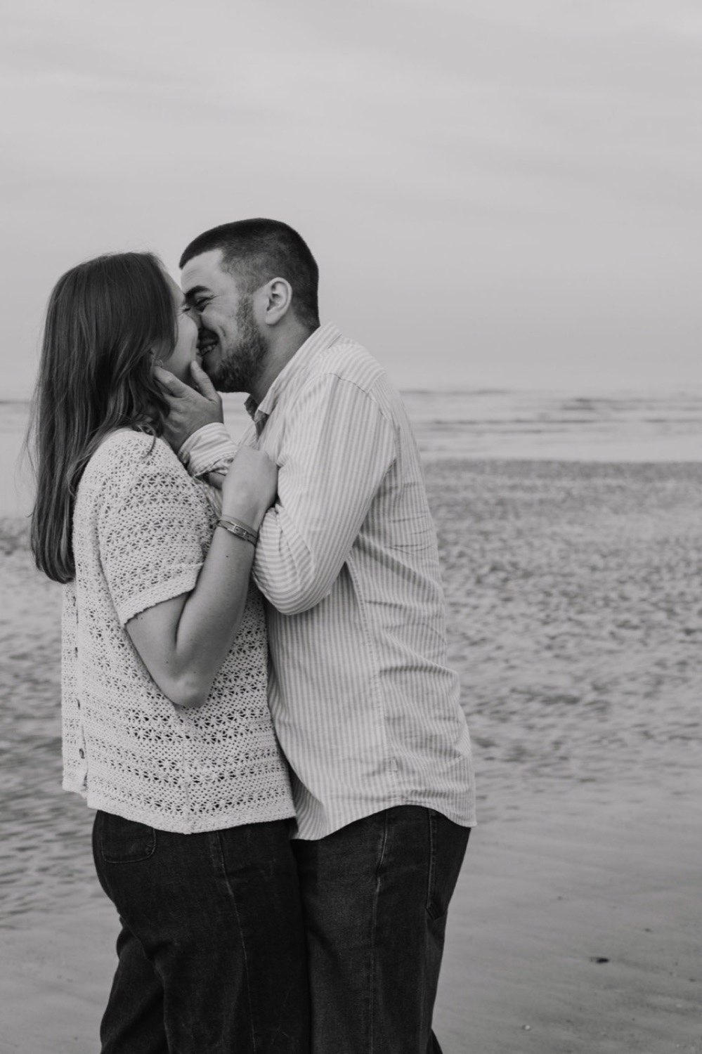Couple enlacé qui s’embrasse, en noir et blanc — Cam Harry, photographe Côte d’Opale