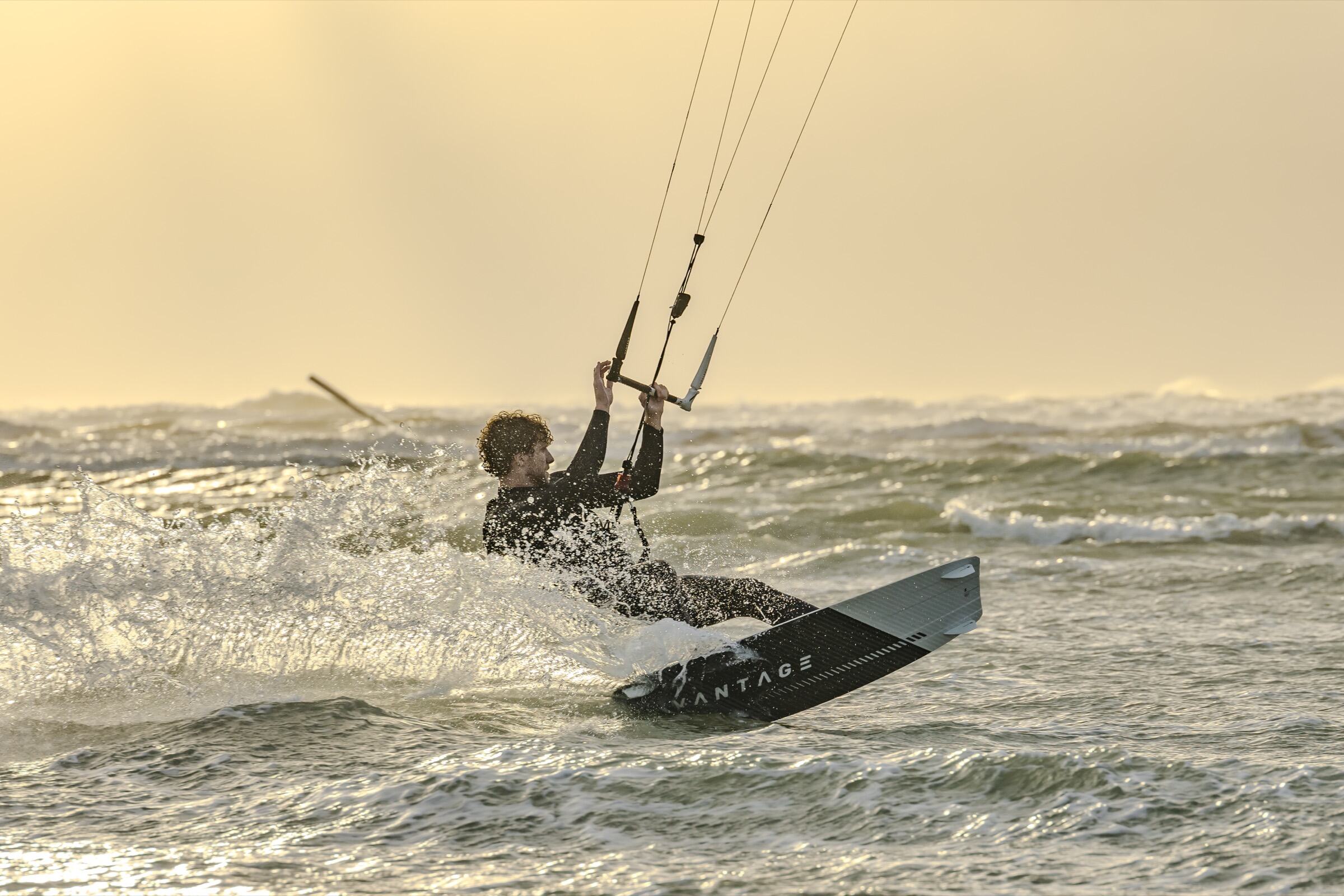 Kitesurfeur en pleine glisse dans la lumière dorée du soir à Wimereux — photographe de kitesurf, surf et skate
