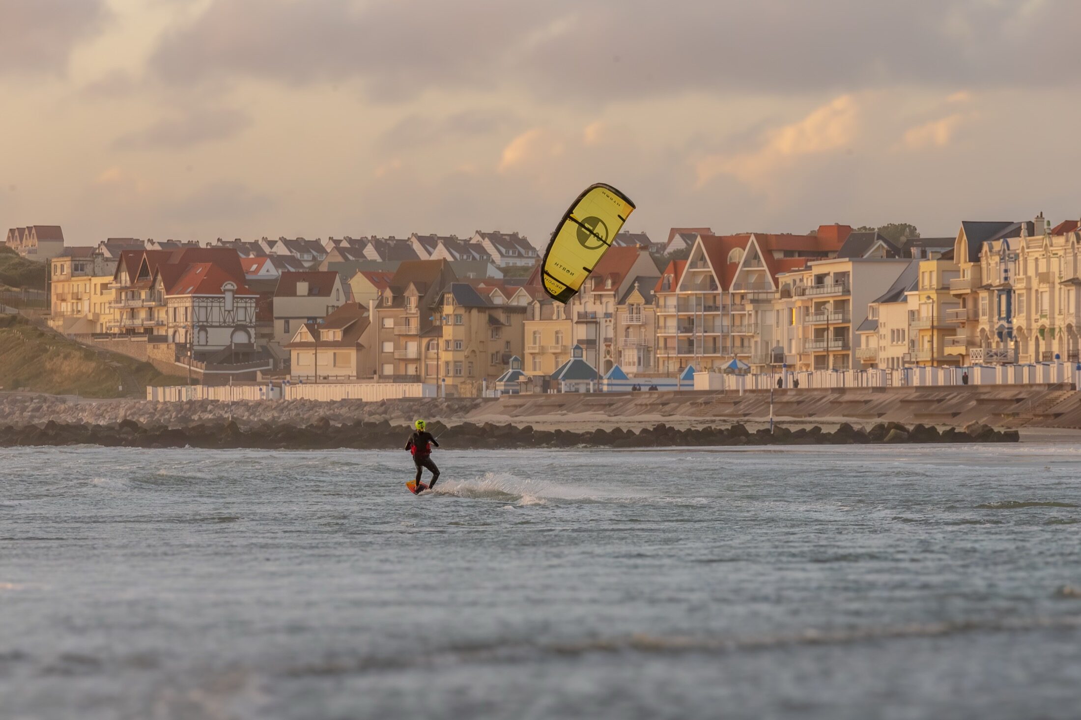 Kitesurfeur devant le front de mer de Wimereux — photographe kitesurf Côte d’Opale