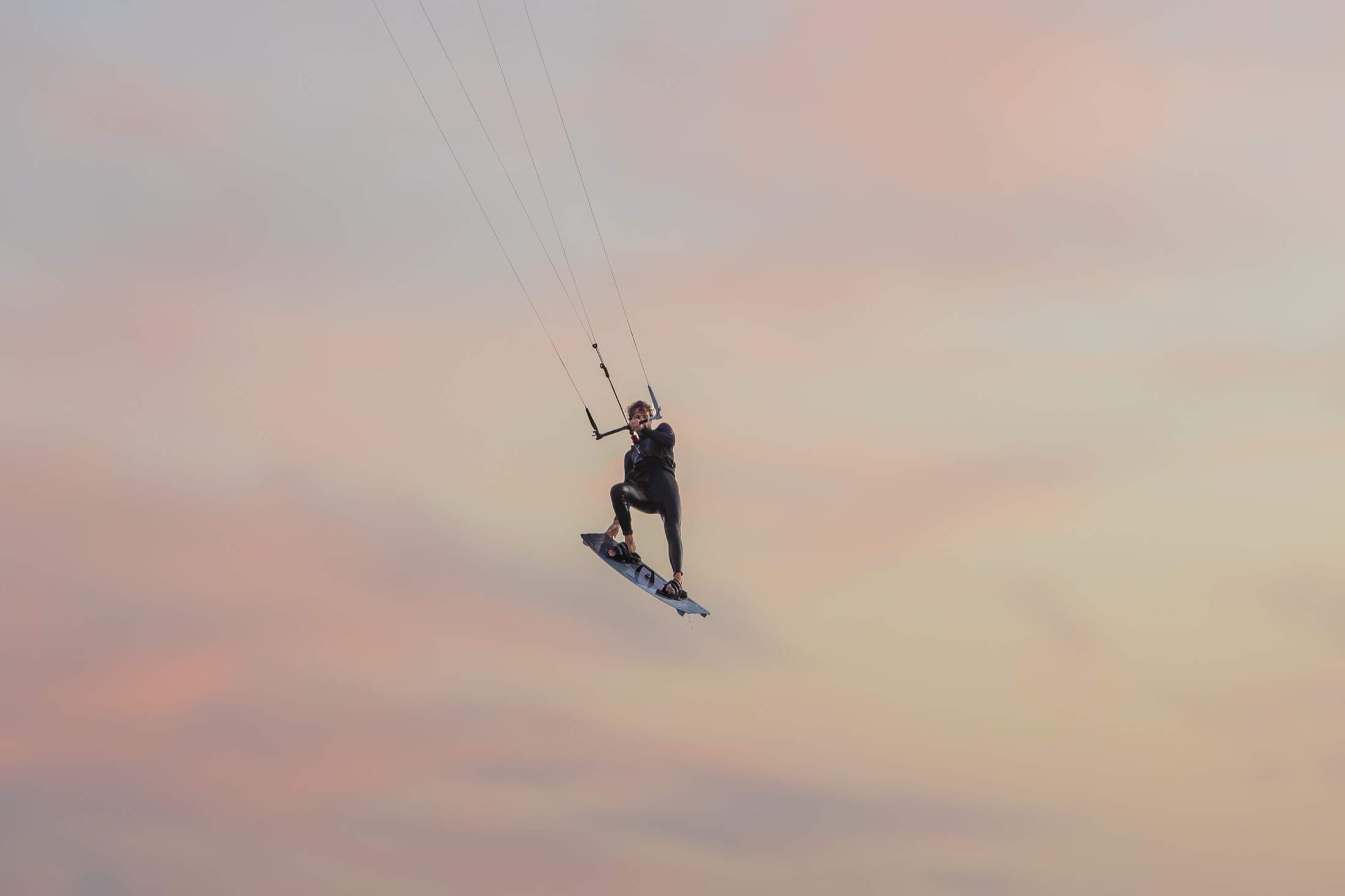 Saut de kitesurf dans un ciel rose — photographe sport de glisse Côte d’Opale