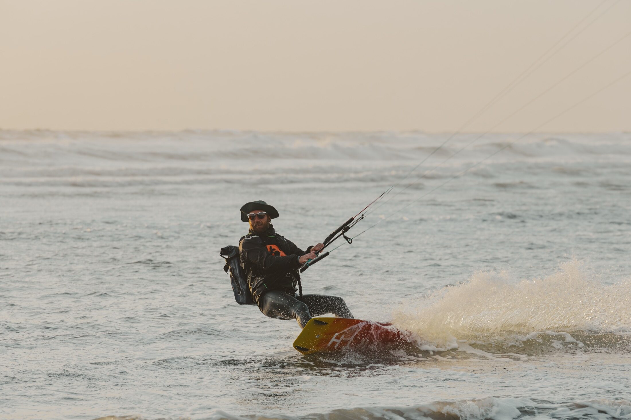 Kitesurfeur en pleine glisse au ras de l’eau — photographe kitesurf