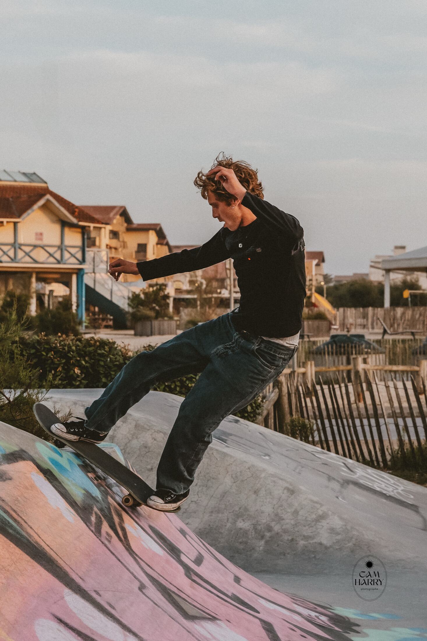 Skateur en grind sur le rebord d’un bowl graffé — photographe skateboard