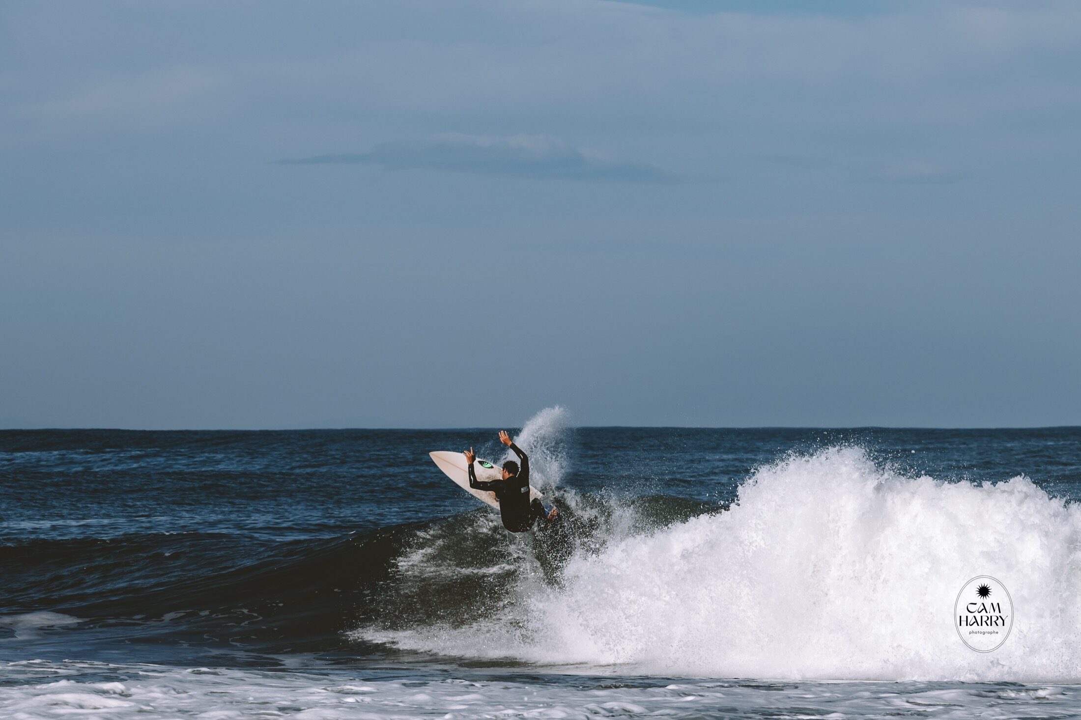 Surfeur en virage dans l’écume — photographe surf Côte d’Opale