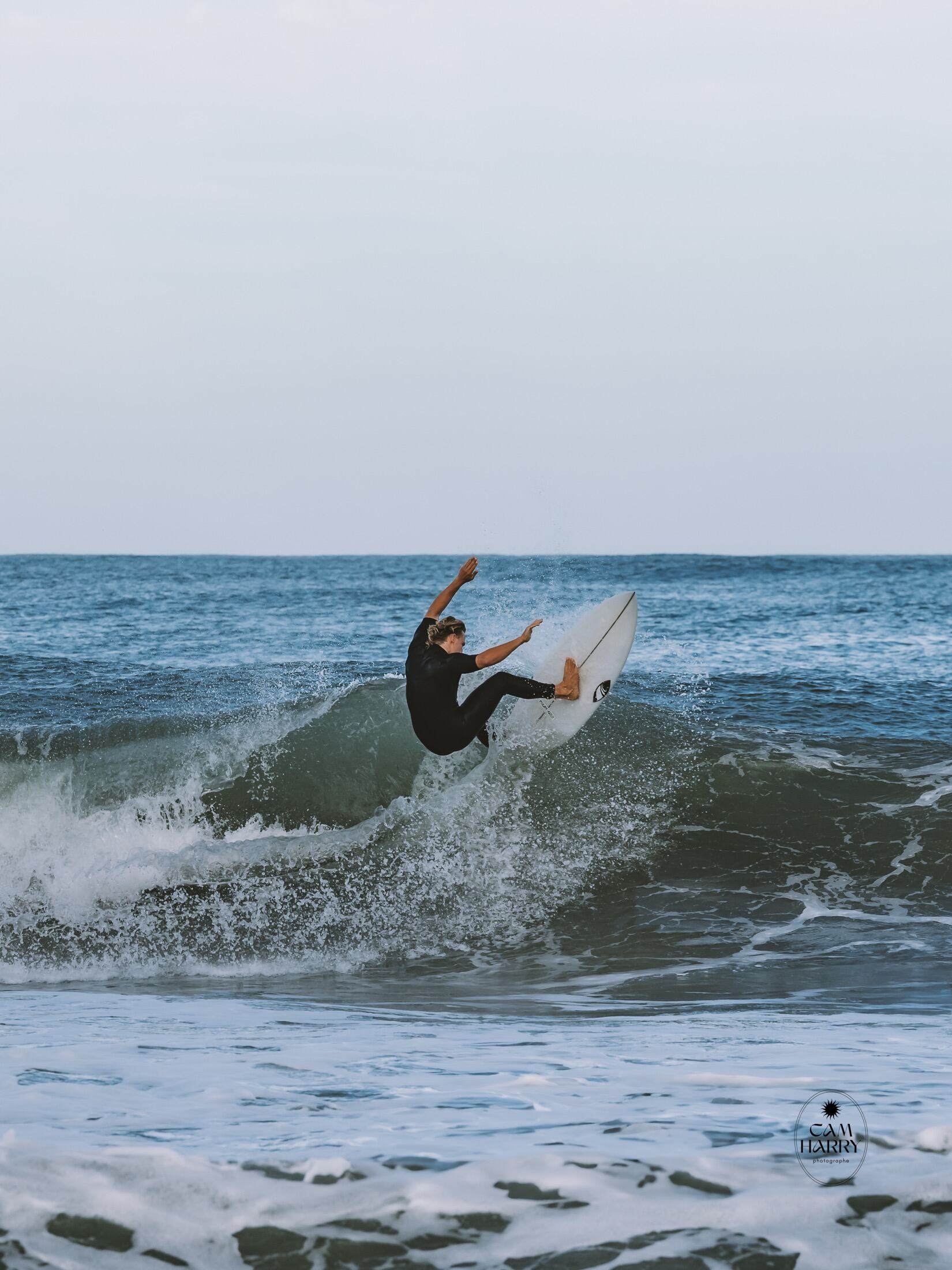 Surfeur sur la crête d’une vague — photographe de surf sur la Côte d’Opale