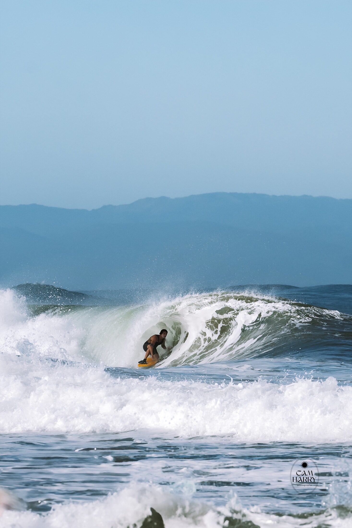 Surfeur dans le creux d’une vague — photo de surf