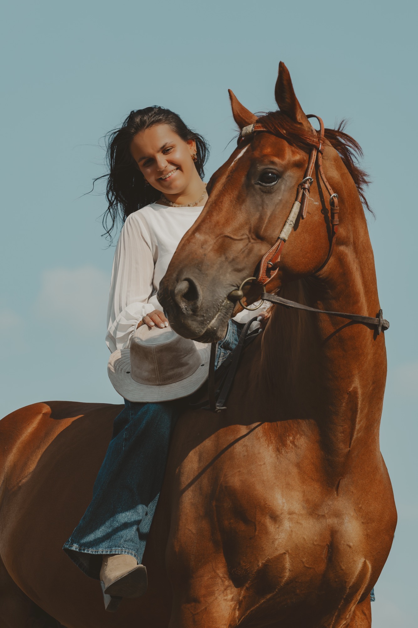 Louise Virgata en selle sur son alezan, ciel bleu — portrait équin