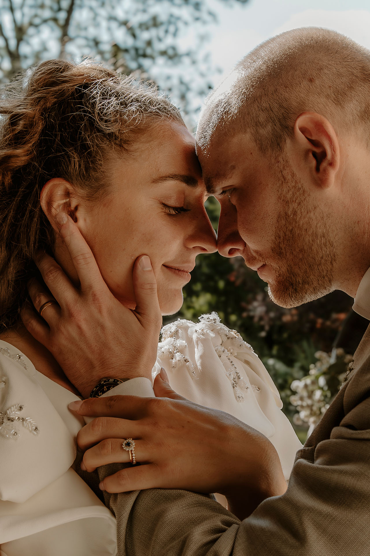 Les mariés front contre front — un photographe de mariage choisi pour le feeling