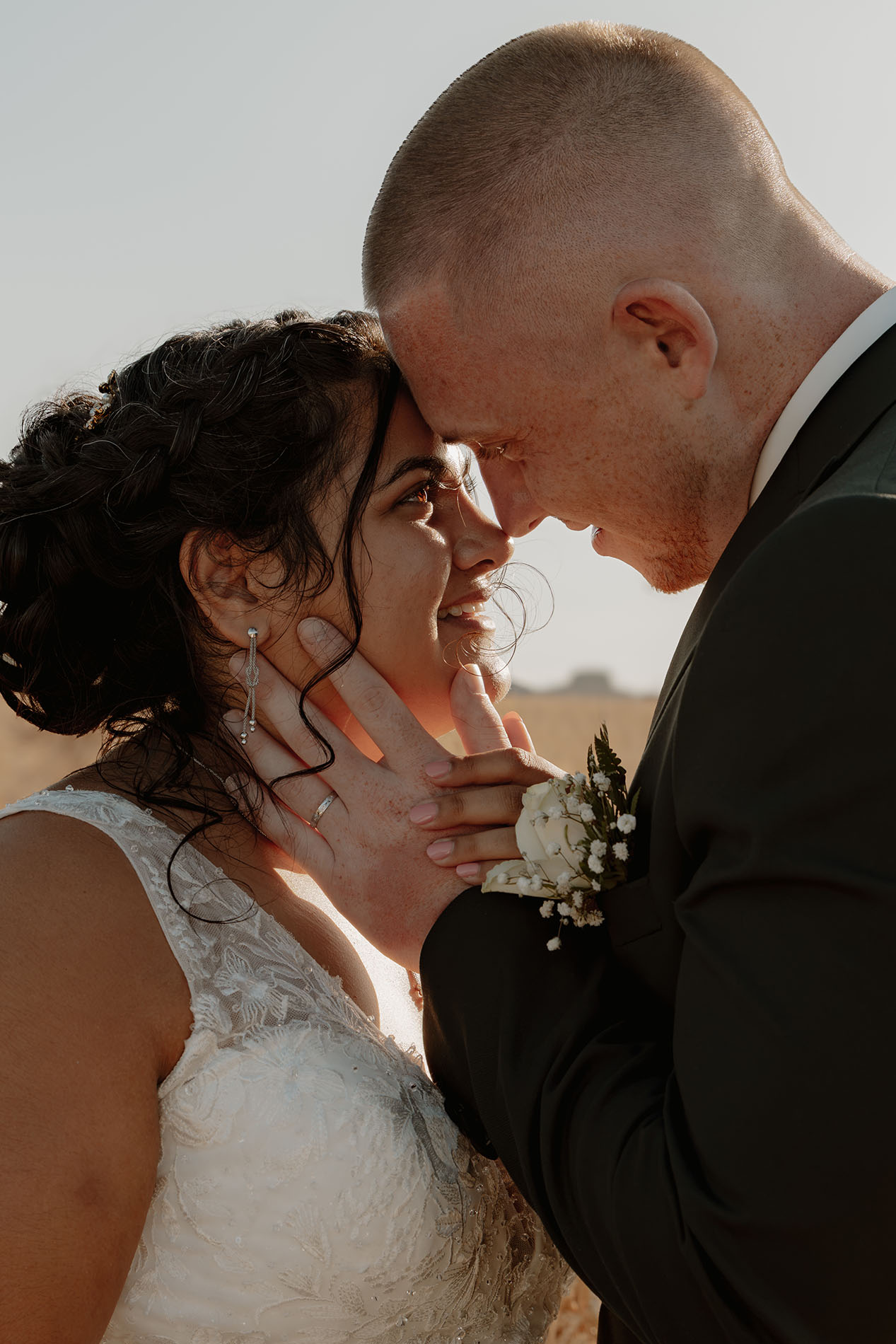 Le marié pose son front contre celui de la mariée — photo de mariage Lille