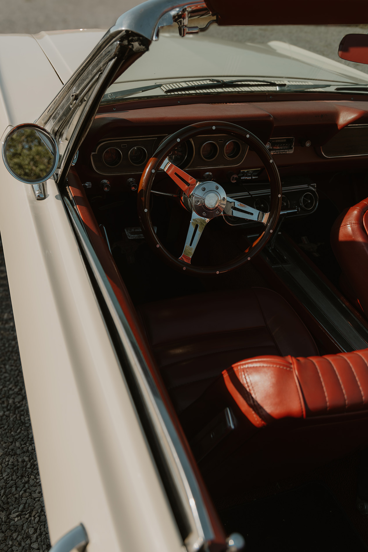 Intérieur d’une voiture de collection aux sièges rouges — détail d’un reportage de mariage