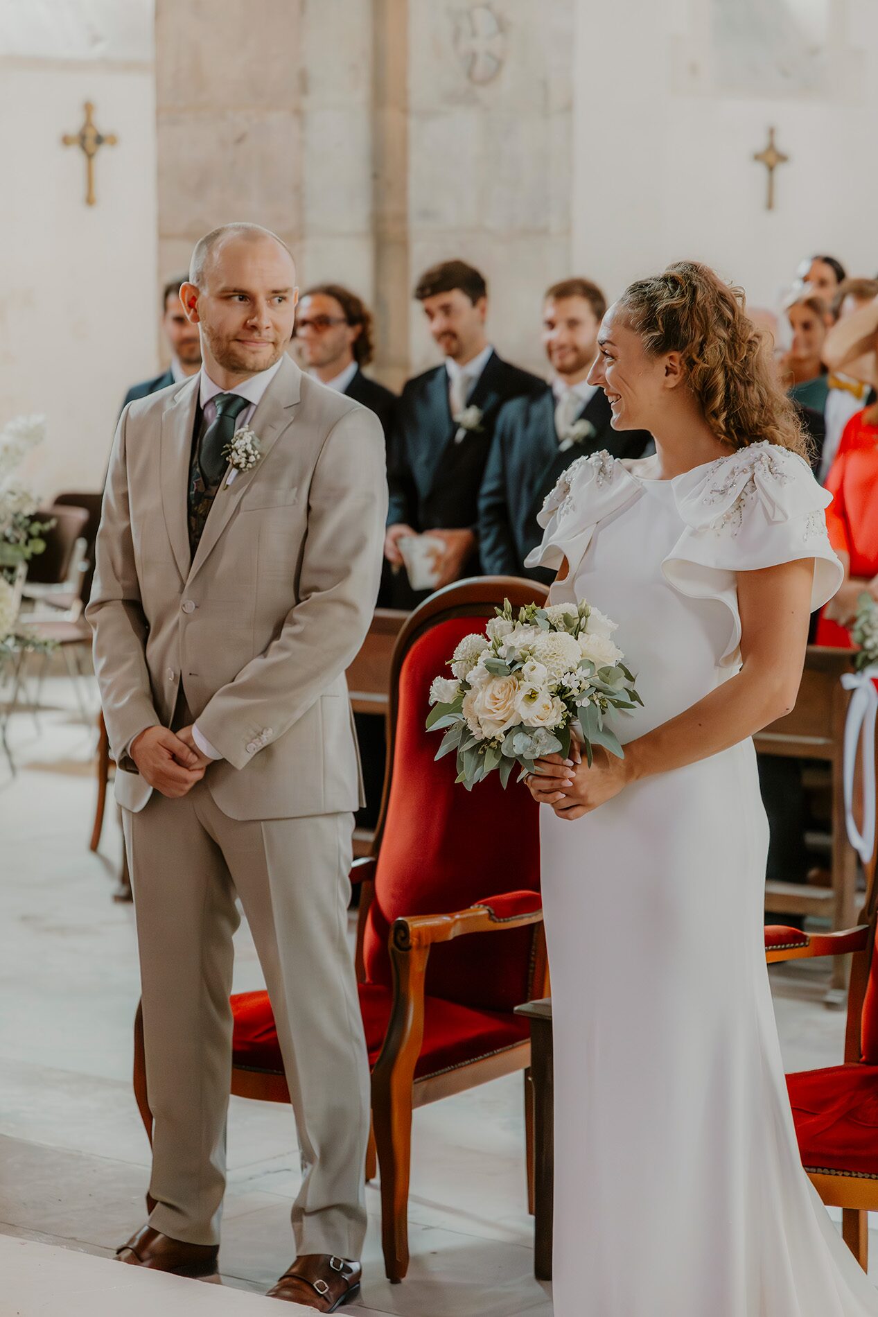 Les mariés devant l’autel pendant la cérémonie — photographe de mariage à Lille et Wimereux