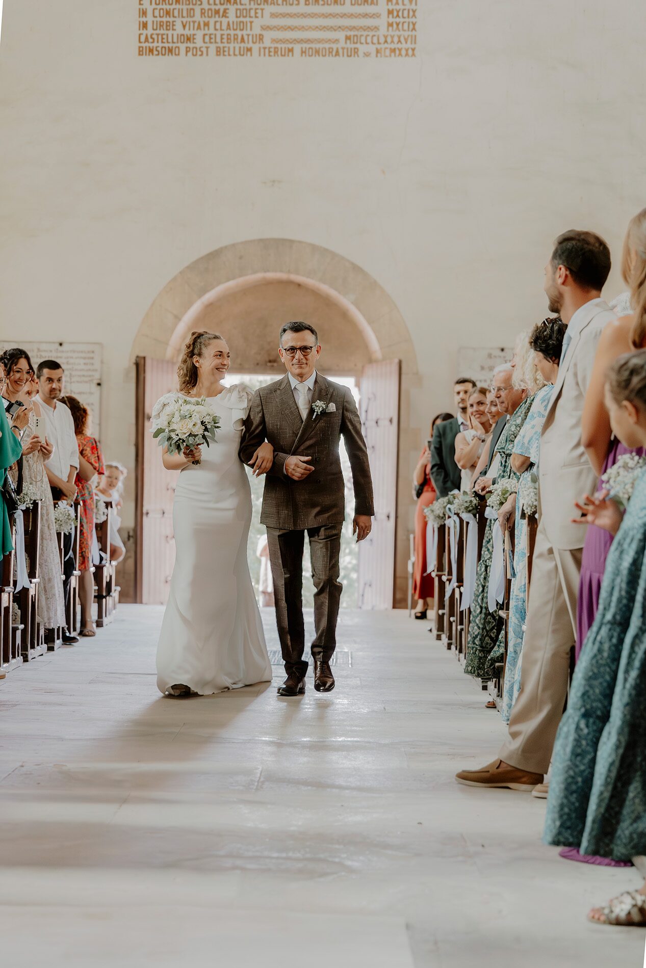 Entrée des mariés dans l’allée de l’église — photo mariage Lille