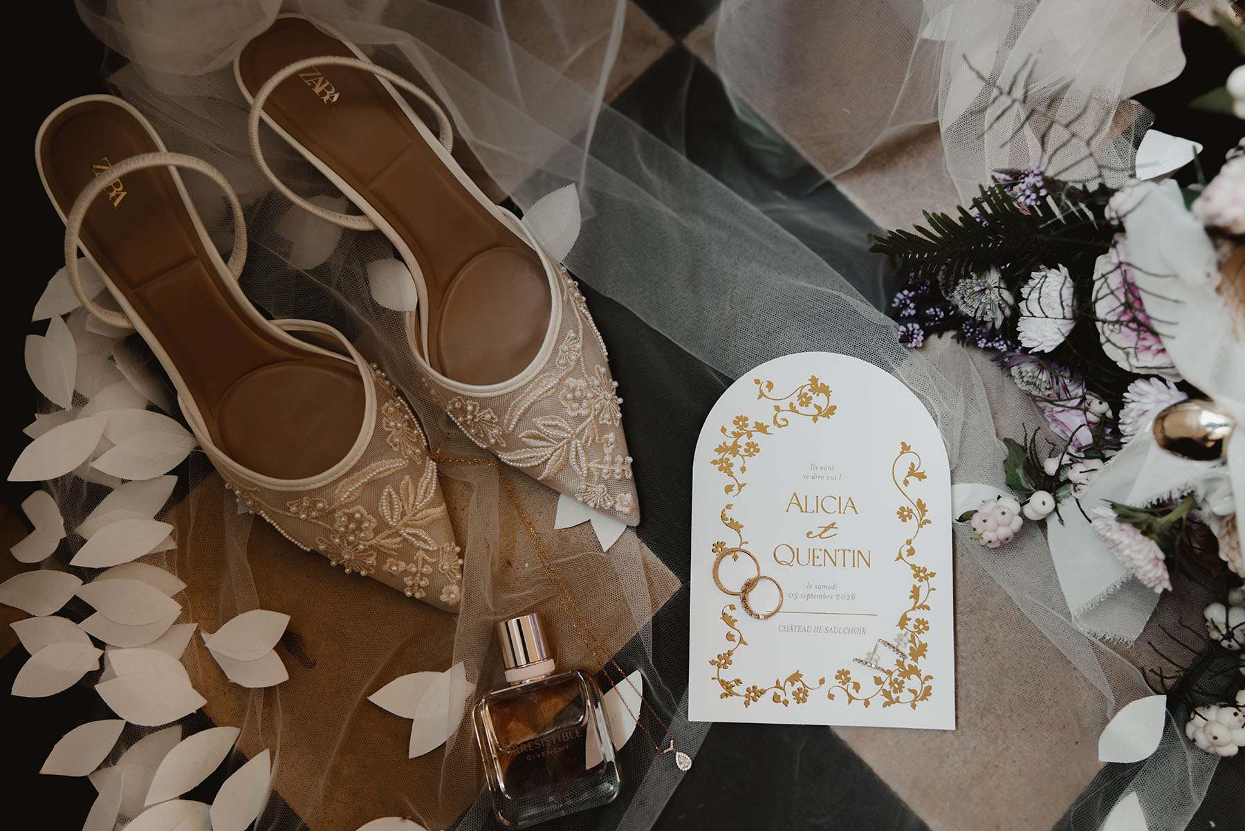 Préparatifs : chaussures, faire-part, alliances et bouquet — photographe de mariage Côte d’Opale
