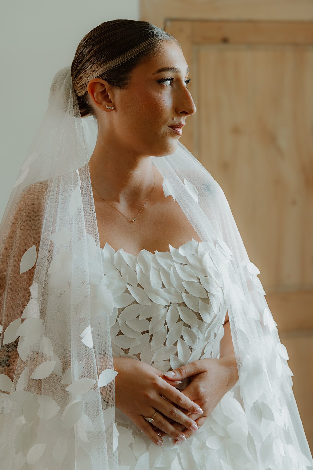 Portrait de la mariée au voile, lumière de fenêtre — photo mariage Wimereux