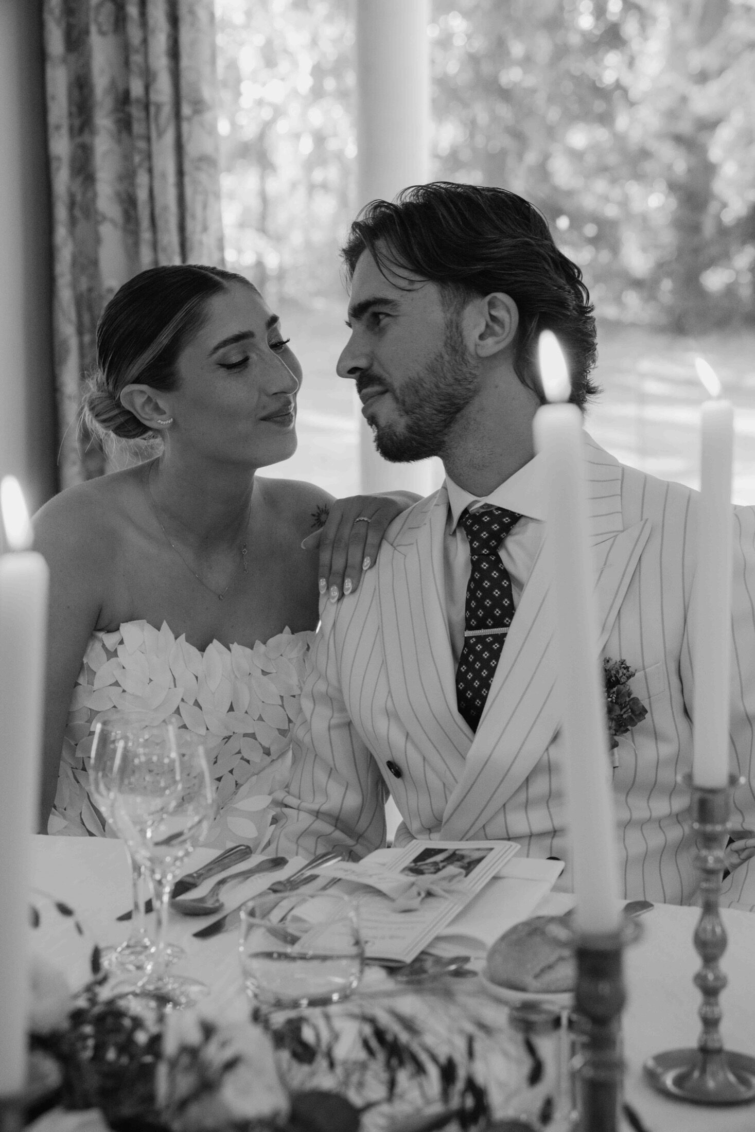 Les mariés au dîner aux chandelles, regard complice — photographe de mariage sur la Côte d’Opale