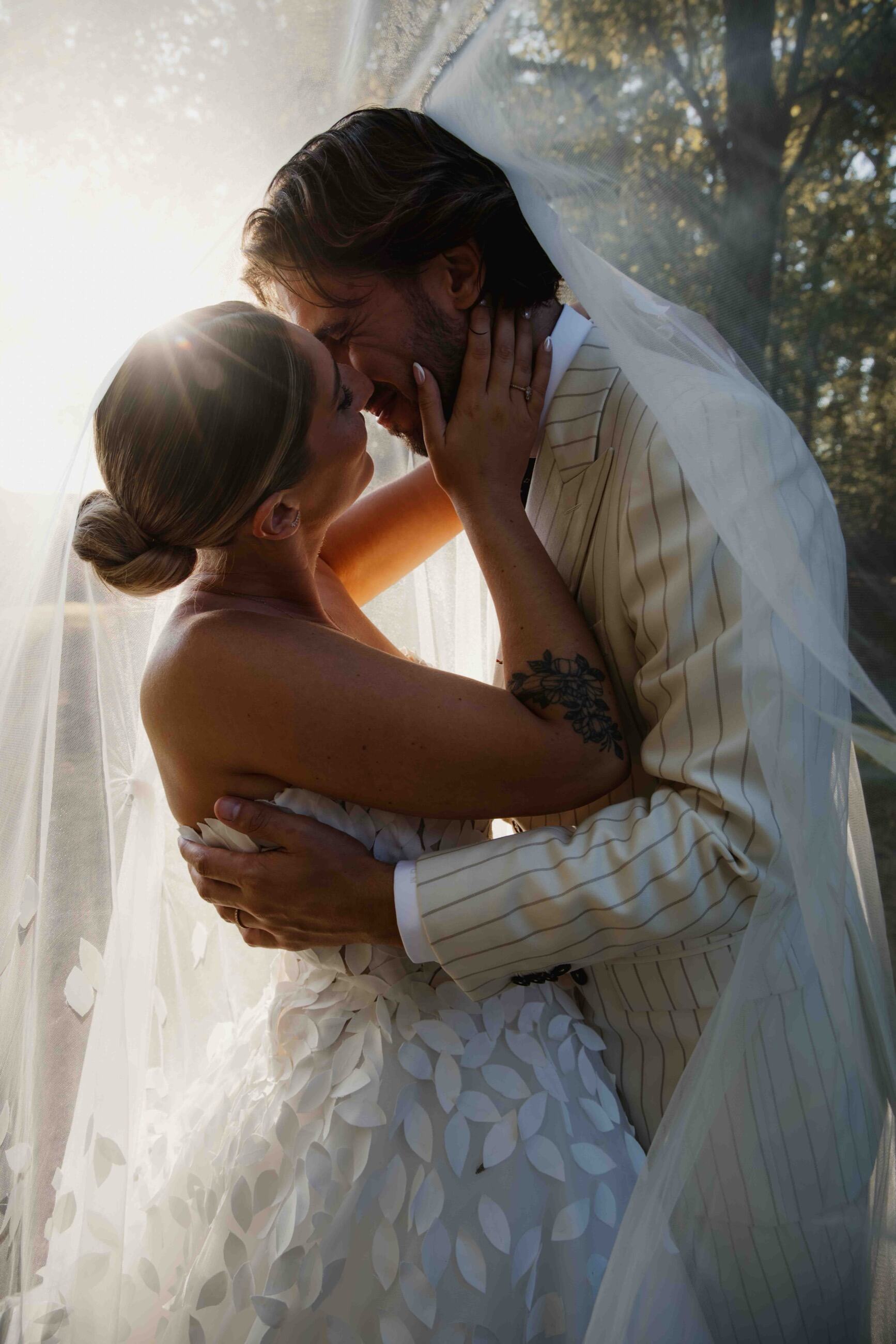 Les mariés sous le voile de dentelle — photographe de mariage sur la Côte d’Opale