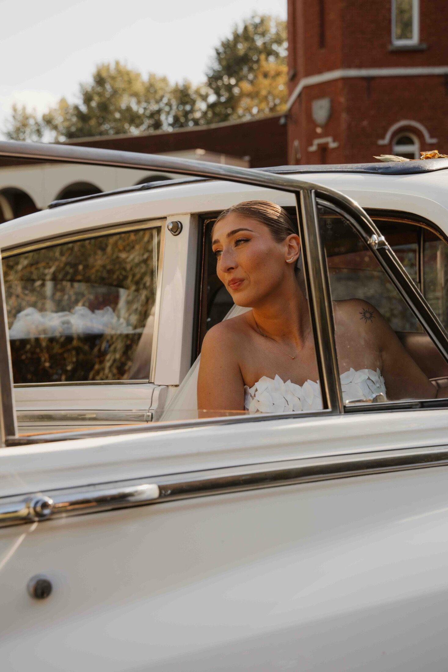 La mariée à la fenêtre d’une Rolls-Royce blanche — photo mariage Côte d’Opale
