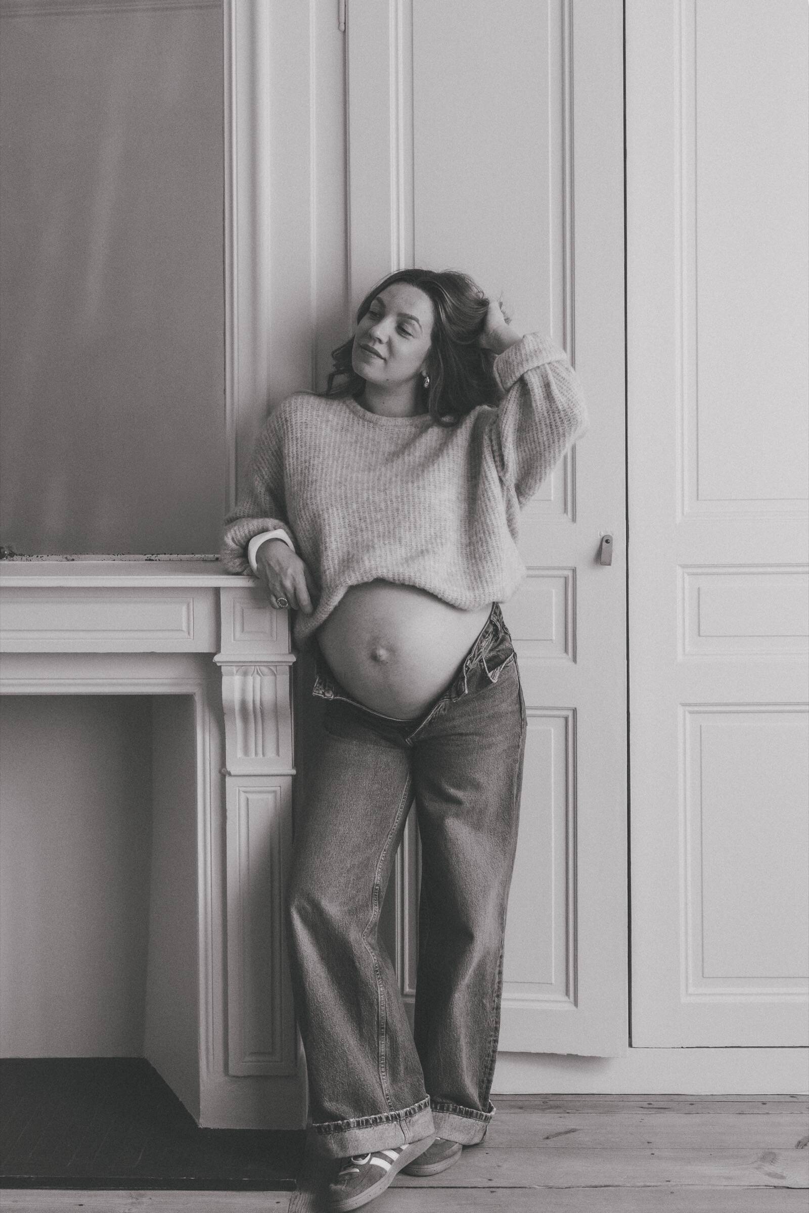 Femme enceinte appuyée contre une cheminée — séance photo de grossesse, photographe Côte d’Opale